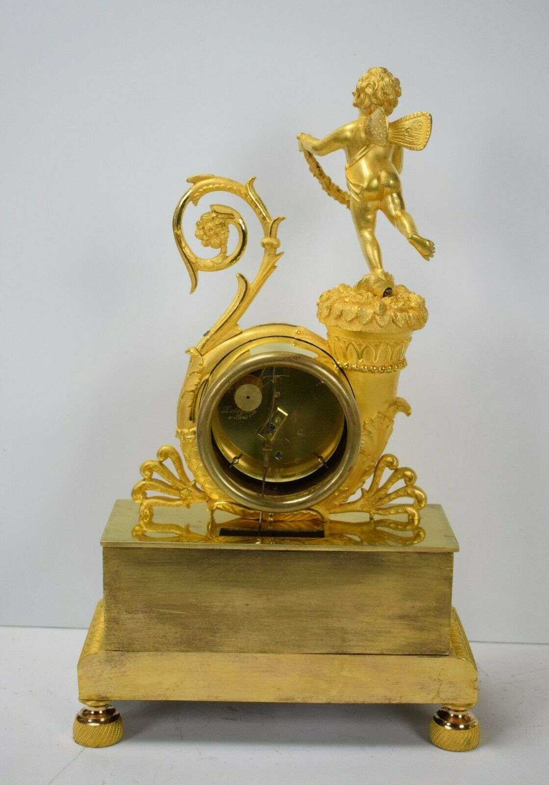Empire Pendule Kaminuhr Tischuhr feuervergoldete Bronze Amor um 1815 Delaunay – Detail