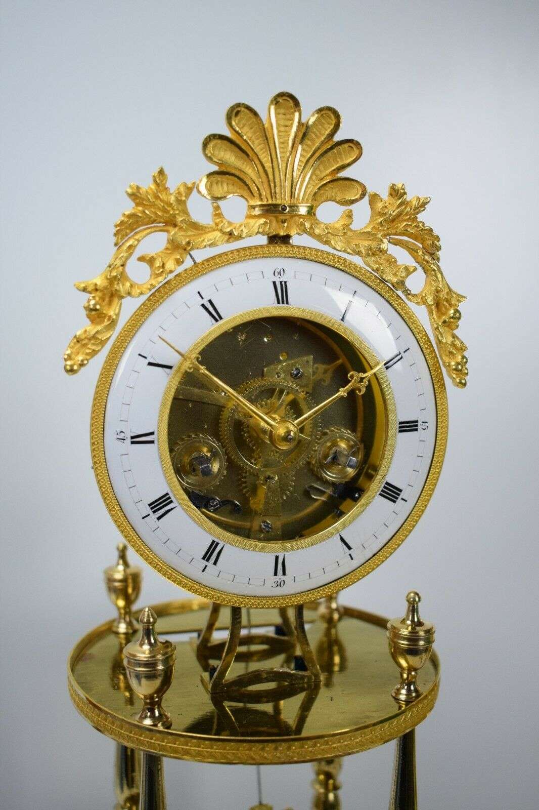 Directoire Pendule Kaminuhr Tischuhr feuervergoldete Bronze um 1795 – Vorderansicht