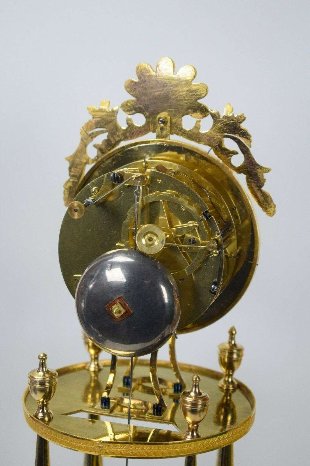 Directoire Pendule Kaminuhr Tischuhr feuervergoldete Bronze um 1795 – Detail