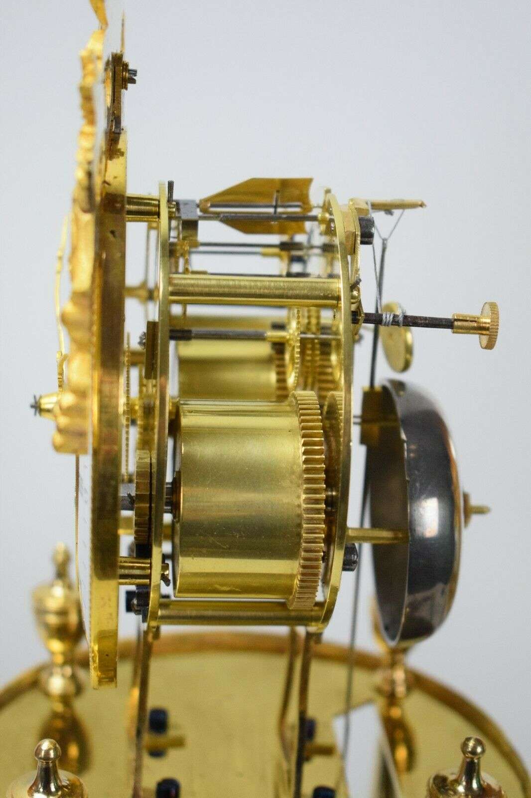 Directoire Pendule Kaminuhr Tischuhr feuervergoldete Bronze um 1795 – Detail
