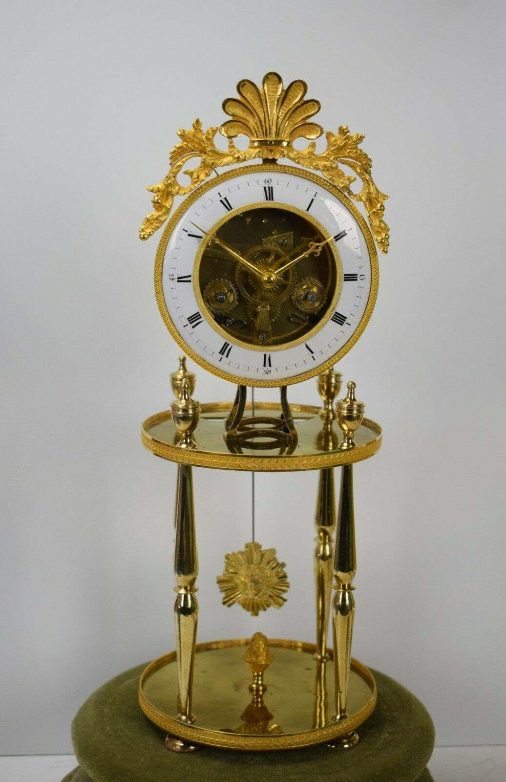 Directoire Pendule Kaminuhr Tischuhr feuervergoldete Bronze um 1795 – Detail