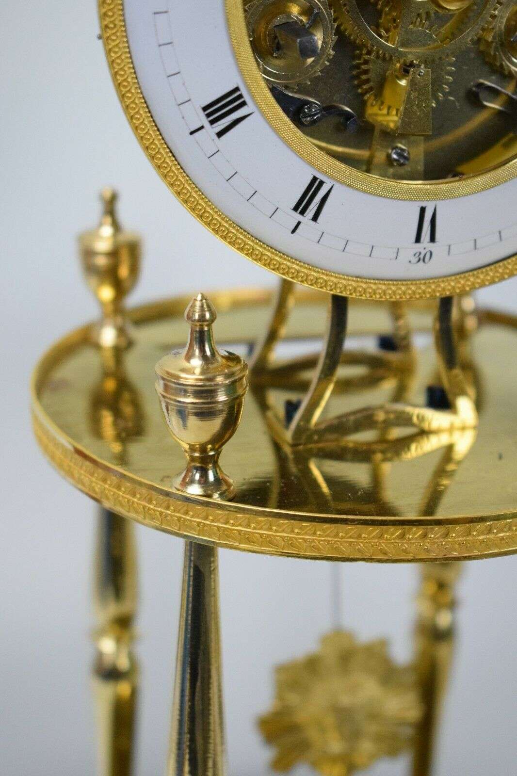 Directoire Pendule Kaminuhr Tischuhr feuervergoldete Bronze um 1795 – Detail