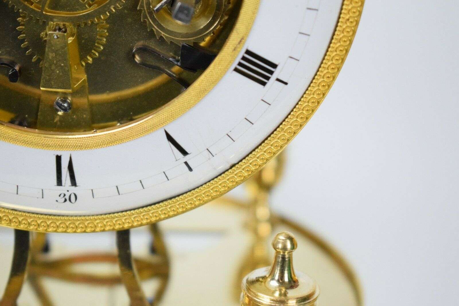 Directoire Pendule Kaminuhr Tischuhr feuervergoldete Bronze um 1795 – Detail