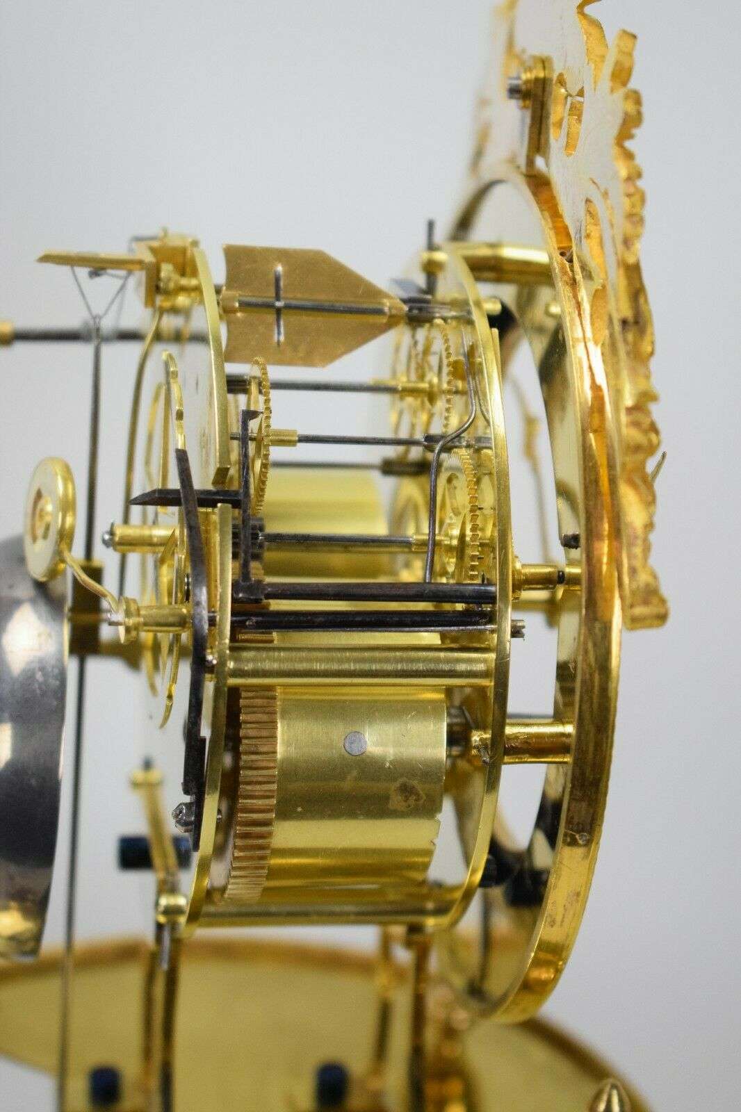 Directoire Pendule Kaminuhr Tischuhr feuervergoldete Bronze um 1795 – Detail