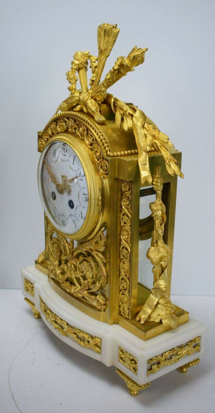 Louis XVI Glaspendule Kaminuhr Tischuhr aus Bronze und Marmor S.Marti um 1900 – Detail