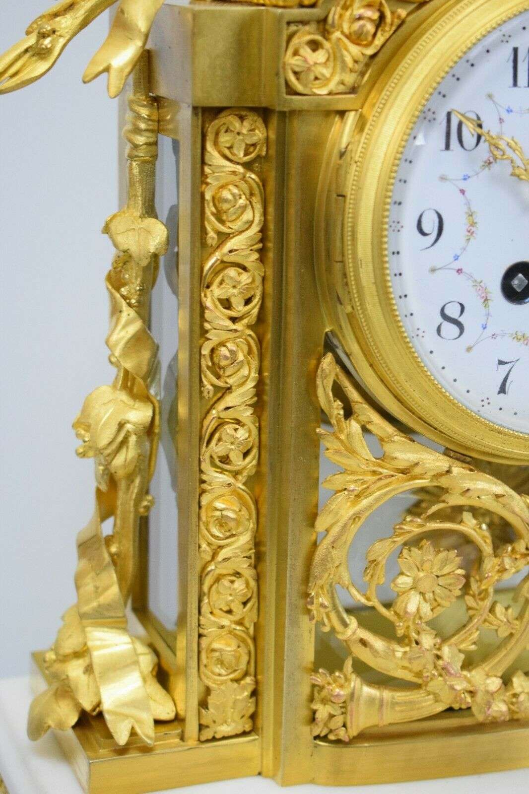 Louis XVI Glaspendule Kaminuhr Tischuhr aus Bronze und Marmor S.Marti um 1900 – Detail