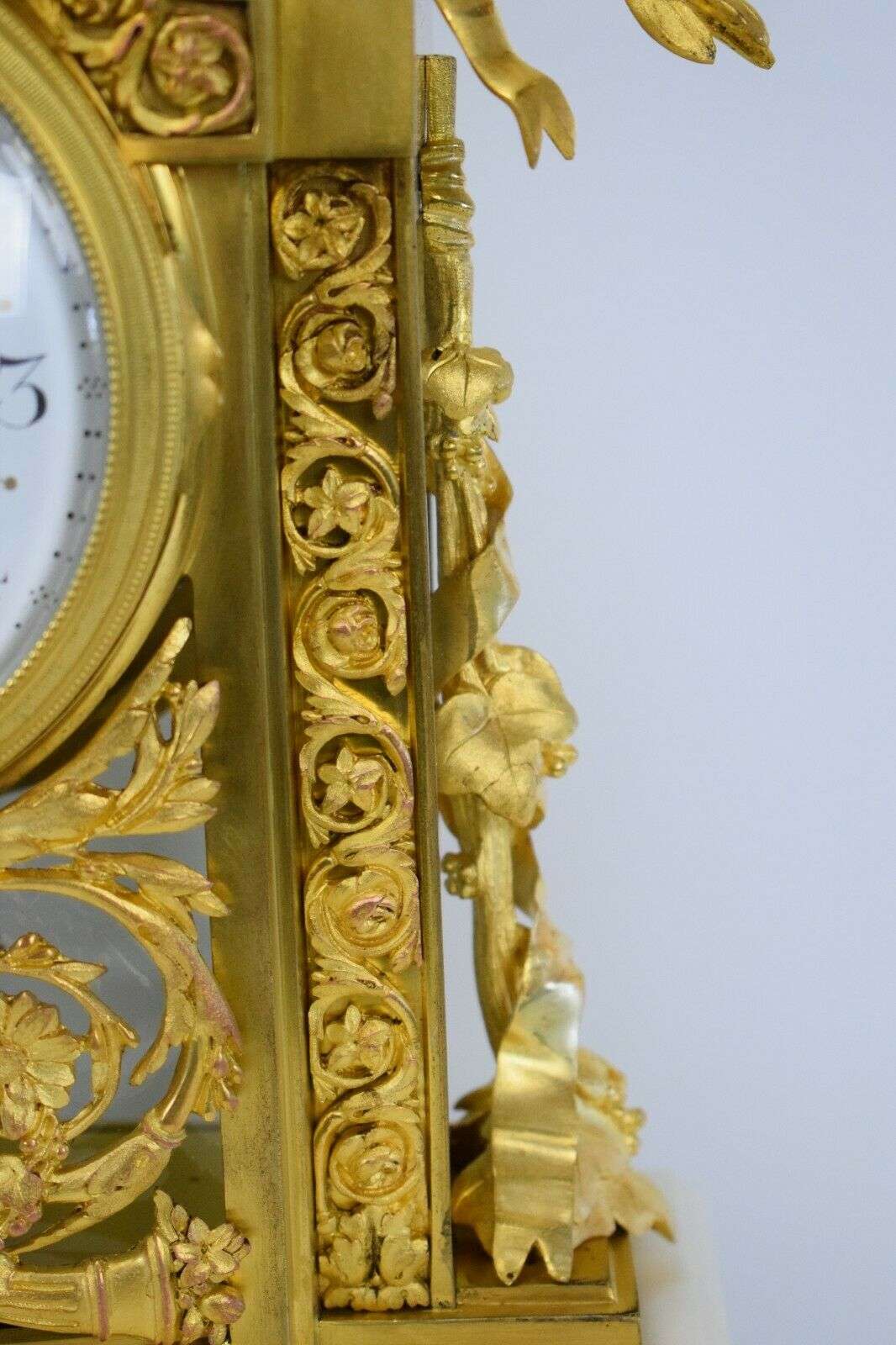 Louis XVI Glaspendule Kaminuhr Tischuhr aus Bronze und Marmor S.Marti um 1900 – Detail