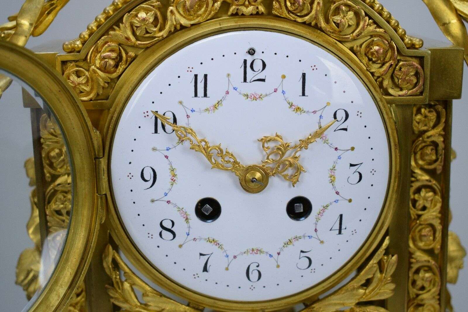 Louis XVI Glaspendule Kaminuhr Tischuhr aus Bronze und Marmor S.Marti um 1900 – Detail
