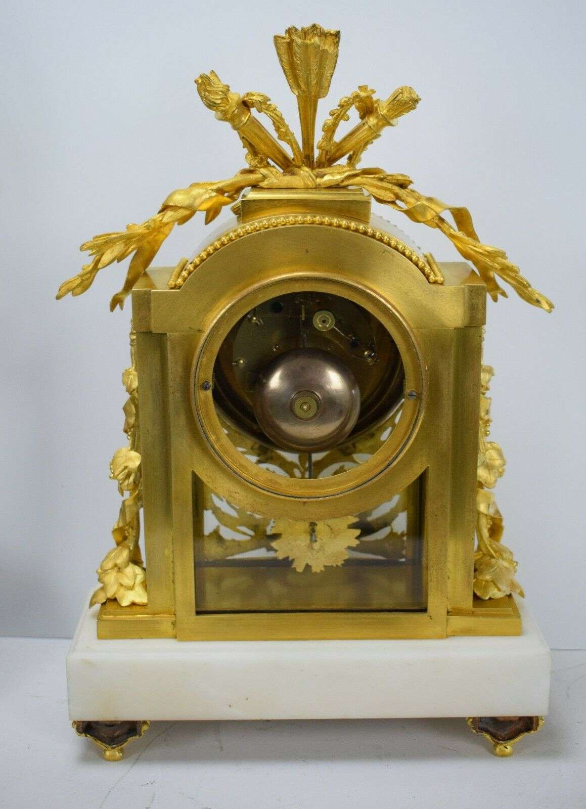 Louis XVI Glaspendule Kaminuhr Tischuhr aus Bronze und Marmor S.Marti um 1900 – Detail