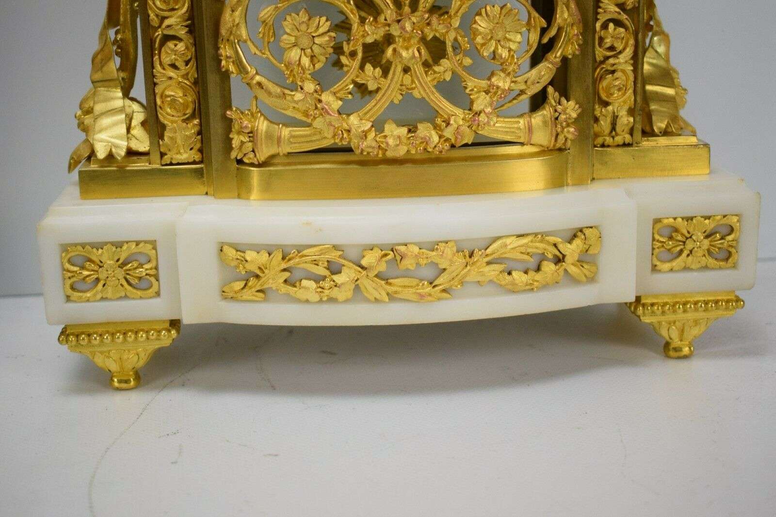 Louis XVI Glaspendule Kaminuhr Tischuhr aus Bronze und Marmor S.Marti um 1900 – Detail