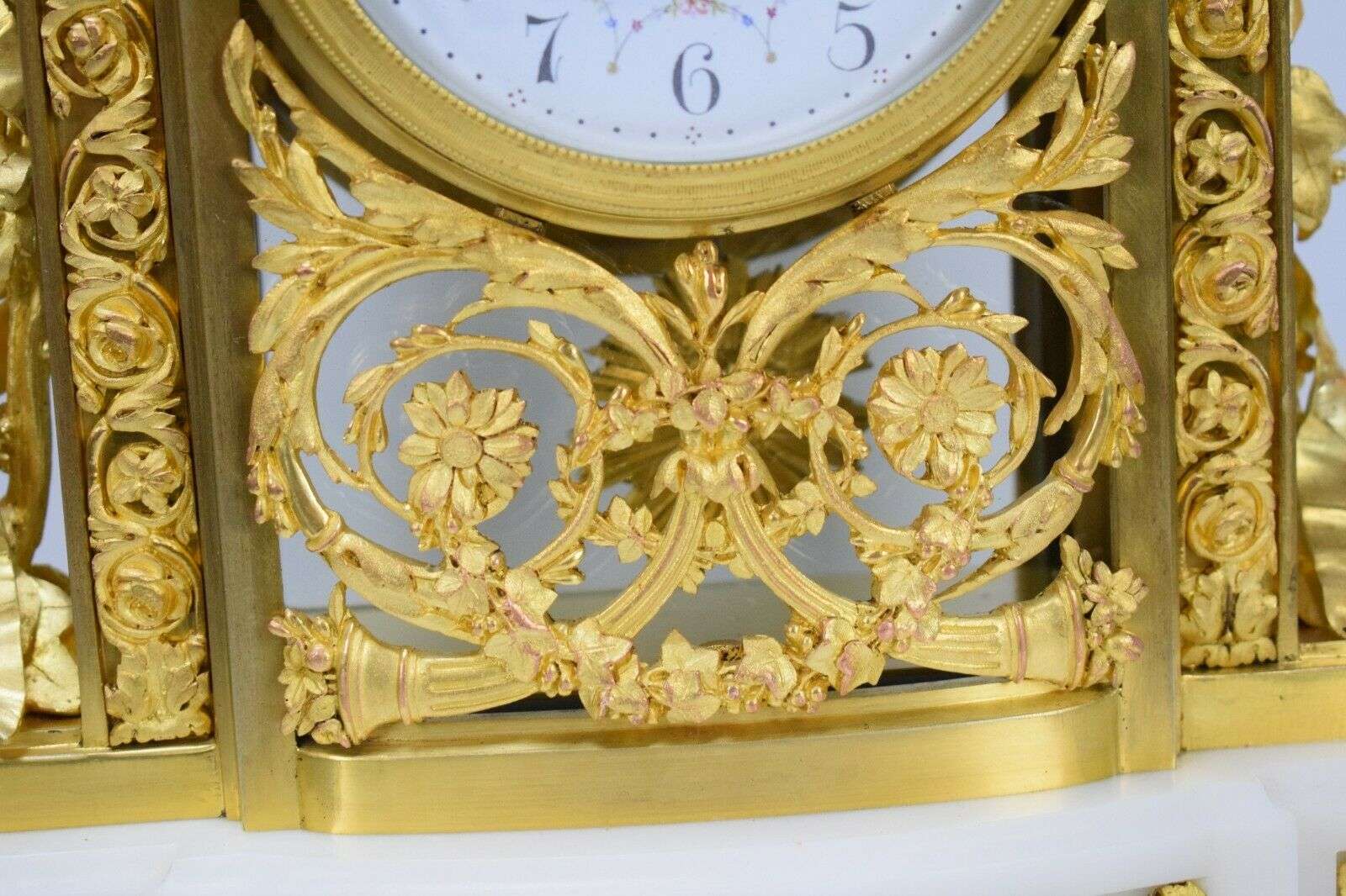 Louis XVI Glaspendule Kaminuhr Tischuhr aus Bronze und Marmor S.Marti um 1900 – Detail