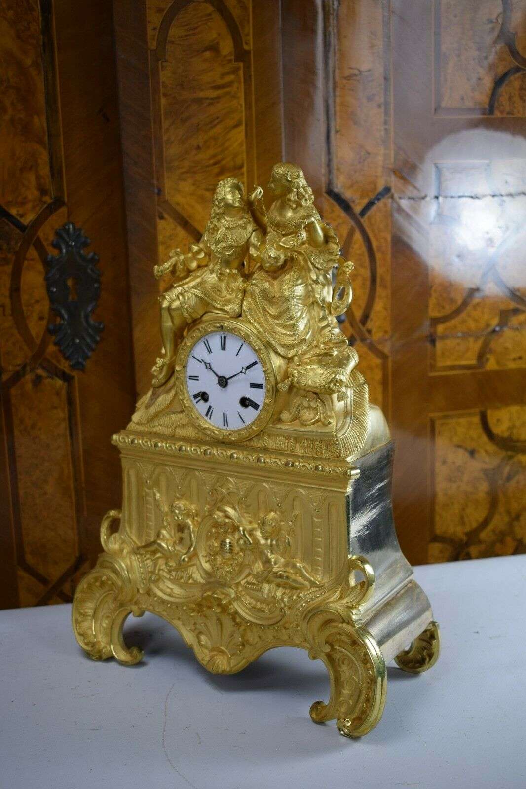 Pendule Kaminuhr Tischuhr feuervergoldete Bronze Louis-Philippe um 1835 J.Freres – Detail