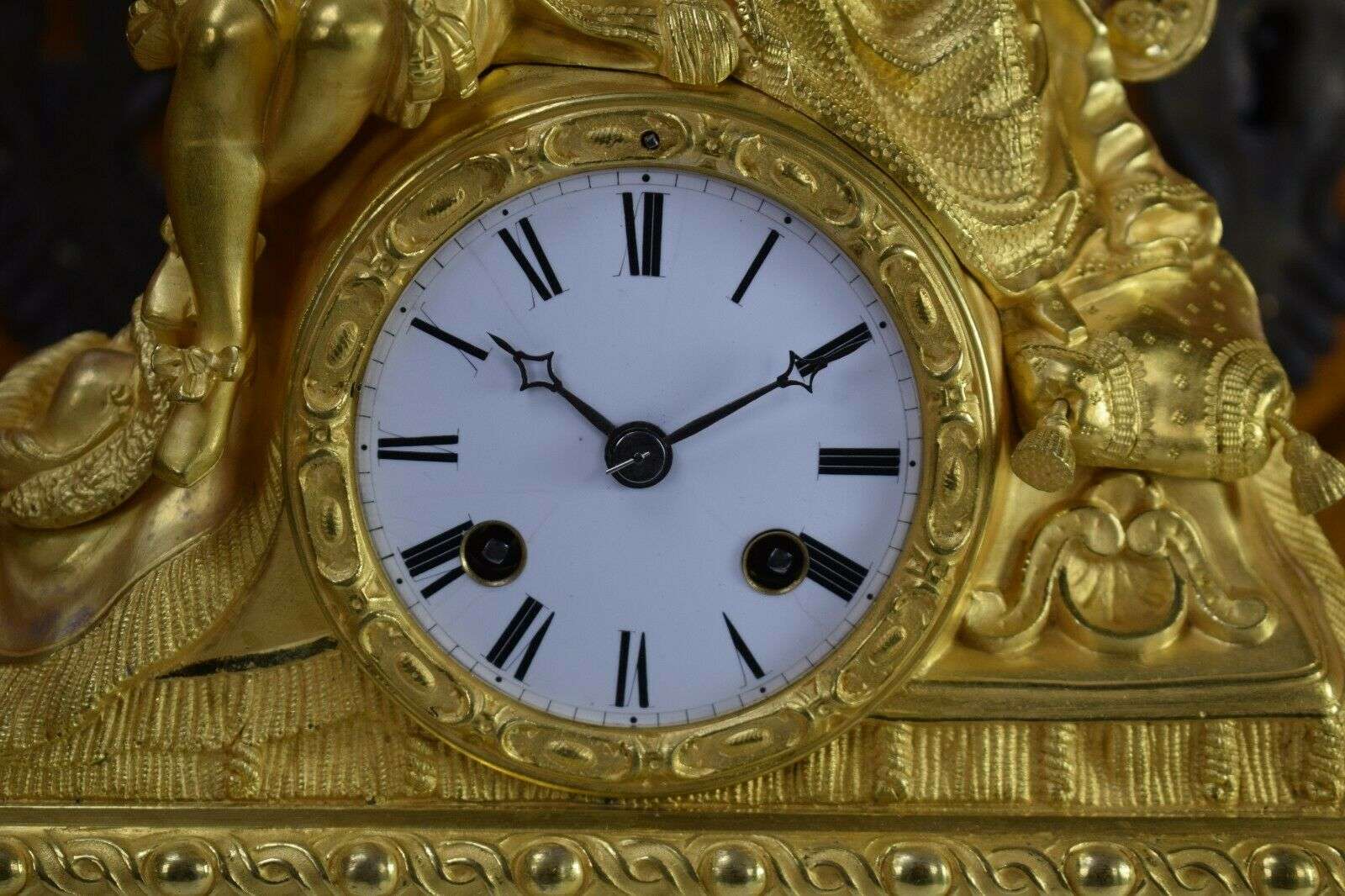 Pendule Kaminuhr Tischuhr feuervergoldete Bronze Louis-Philippe um 1835 J.Freres – Detail