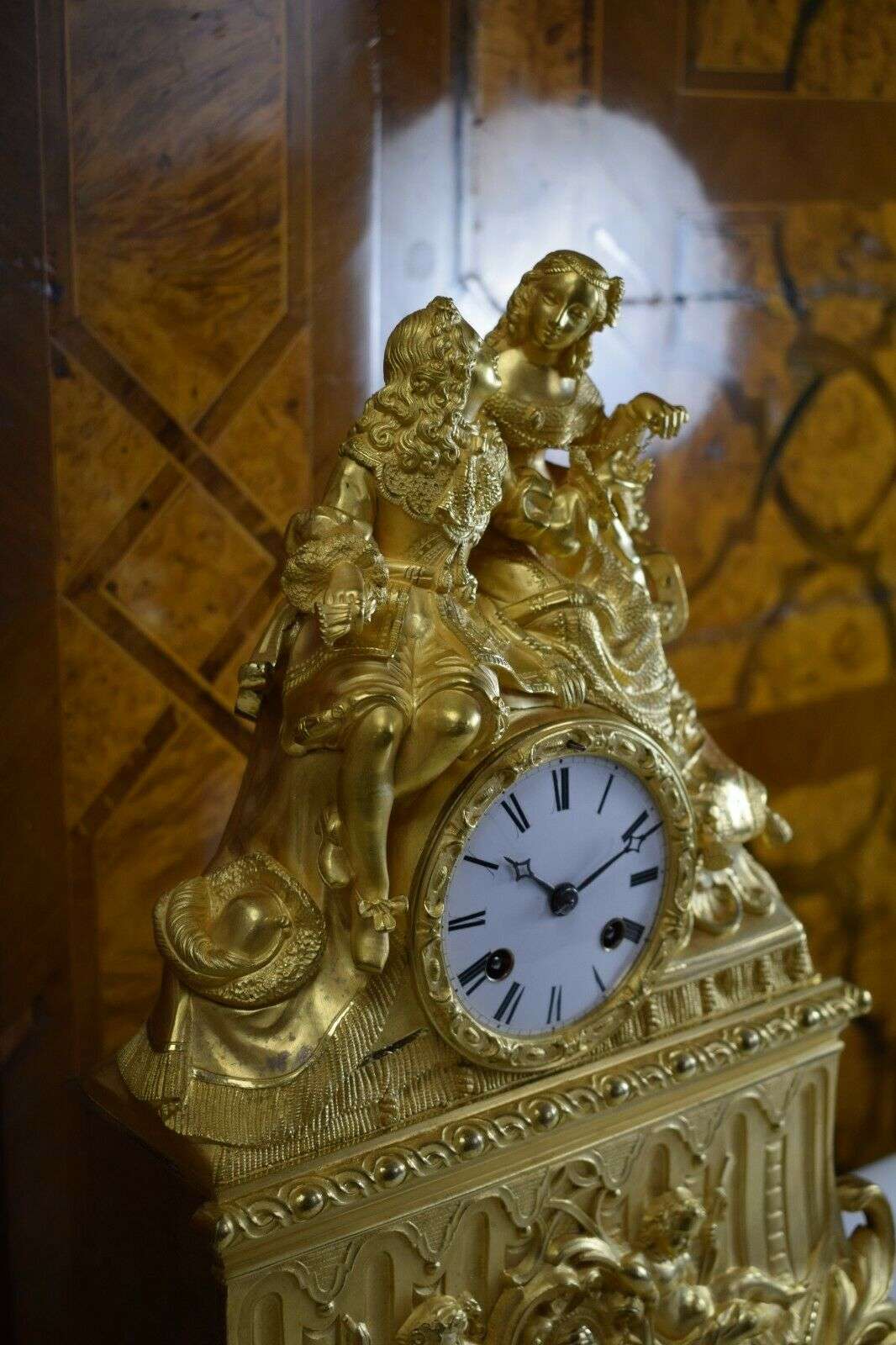 Pendule Kaminuhr Tischuhr feuervergoldete Bronze Louis-Philippe um 1835 J.Freres – Detail