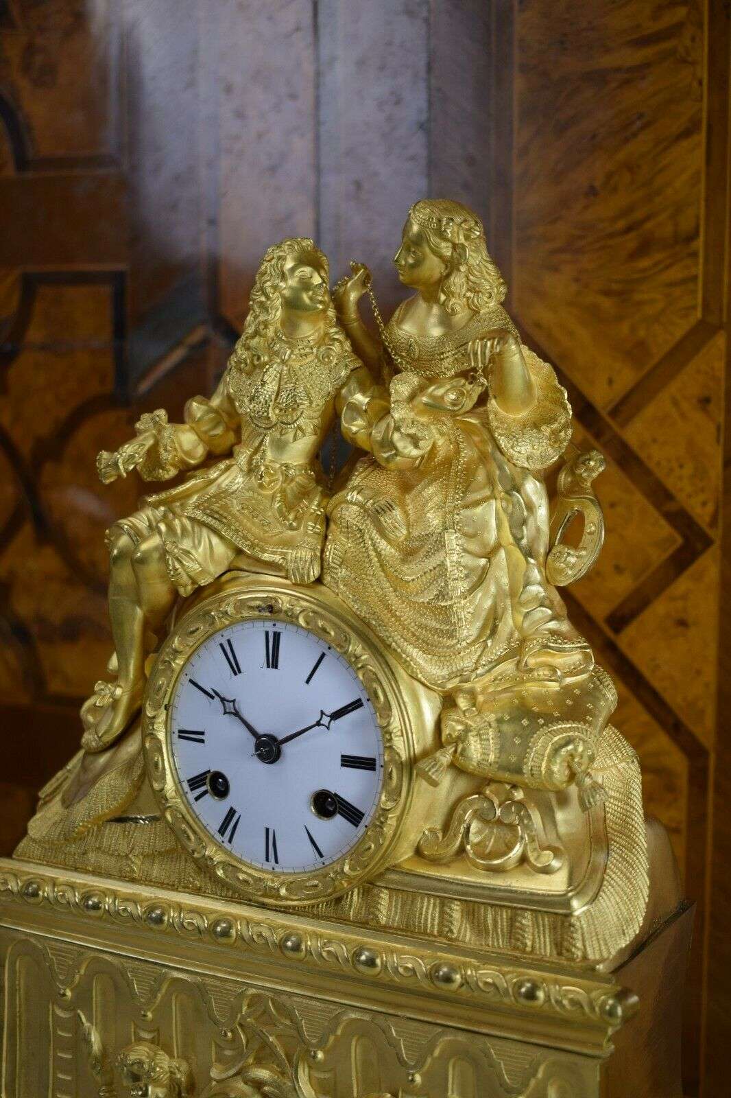 Pendule Kaminuhr Tischuhr feuervergoldete Bronze Louis-Philippe um 1835 J.Freres – Detail