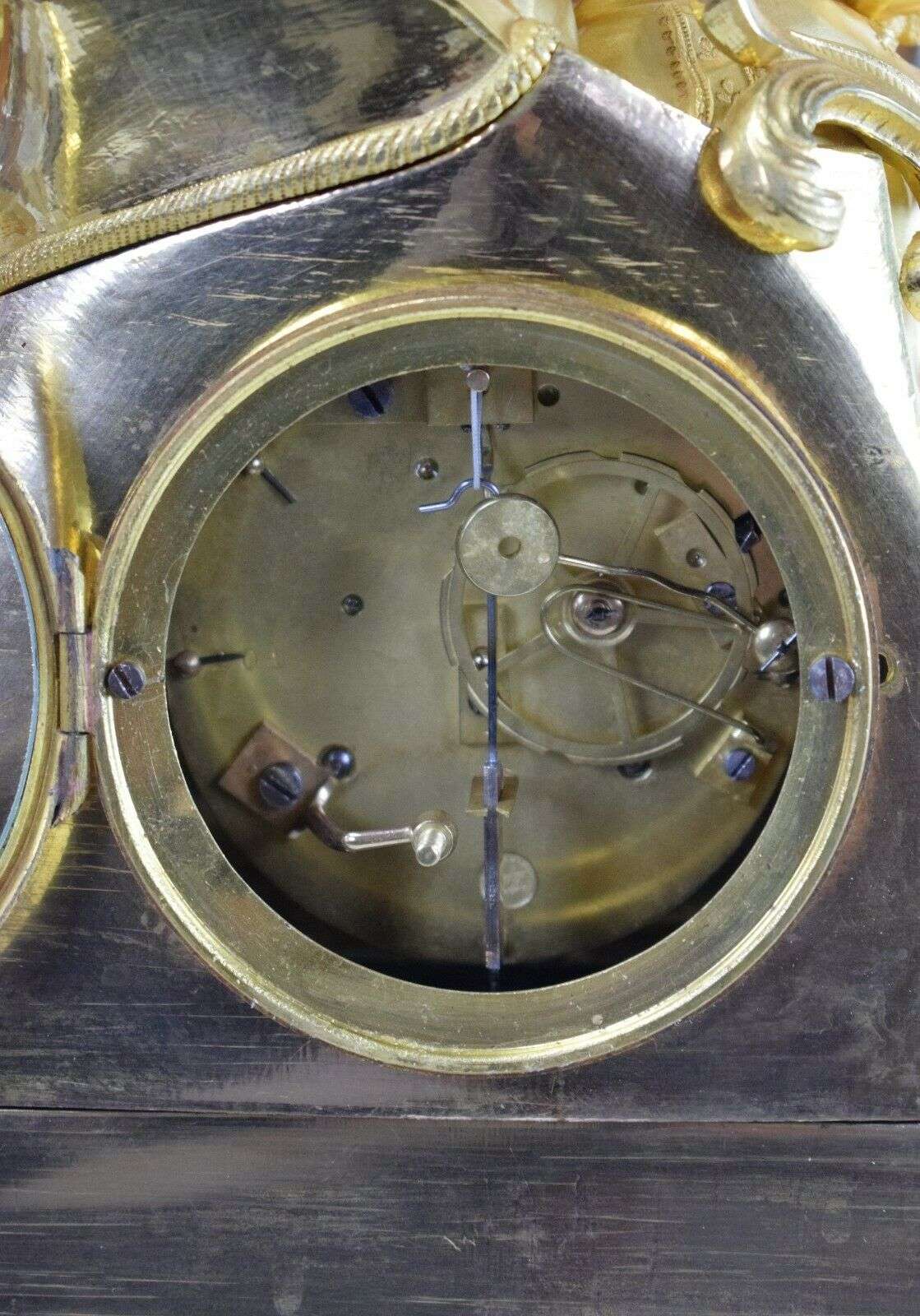 Pendule Kaminuhr Tischuhr feuervergoldete Bronze Louis-Philippe um 1835 J.Freres – Detail