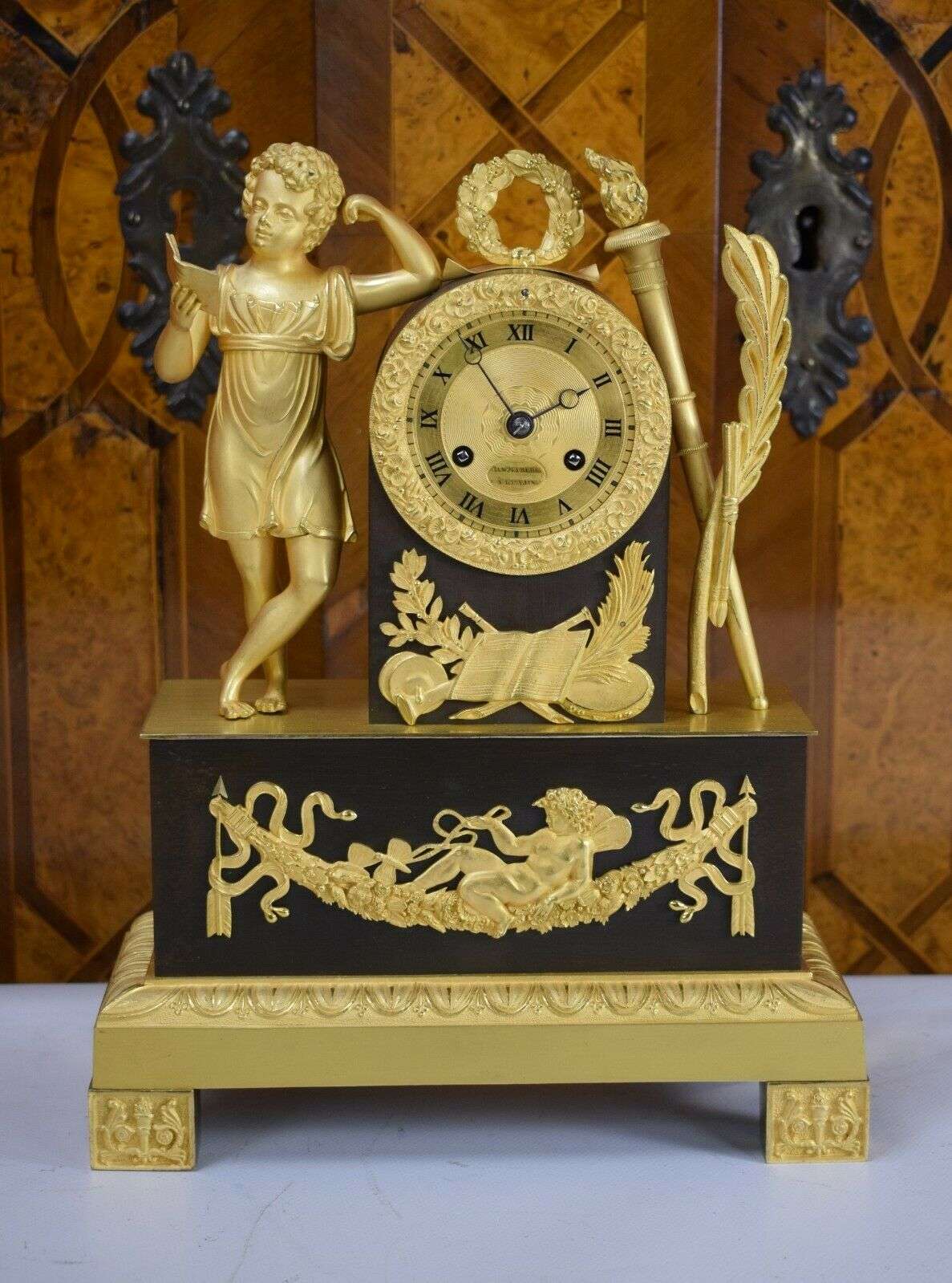 Empire Pendule Kaminuhr Tischuhr feuervergoldete Bronze lesender Knabe um 1815 – Vorderansicht