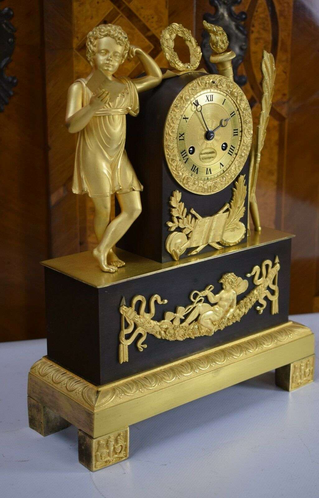 Empire Pendule Kaminuhr Tischuhr feuervergoldete Bronze lesender Knabe um 1815 – Detail