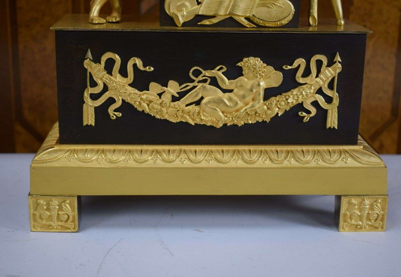 Empire Pendule Kaminuhr Tischuhr feuervergoldete Bronze lesender Knabe um 1815 – Detail