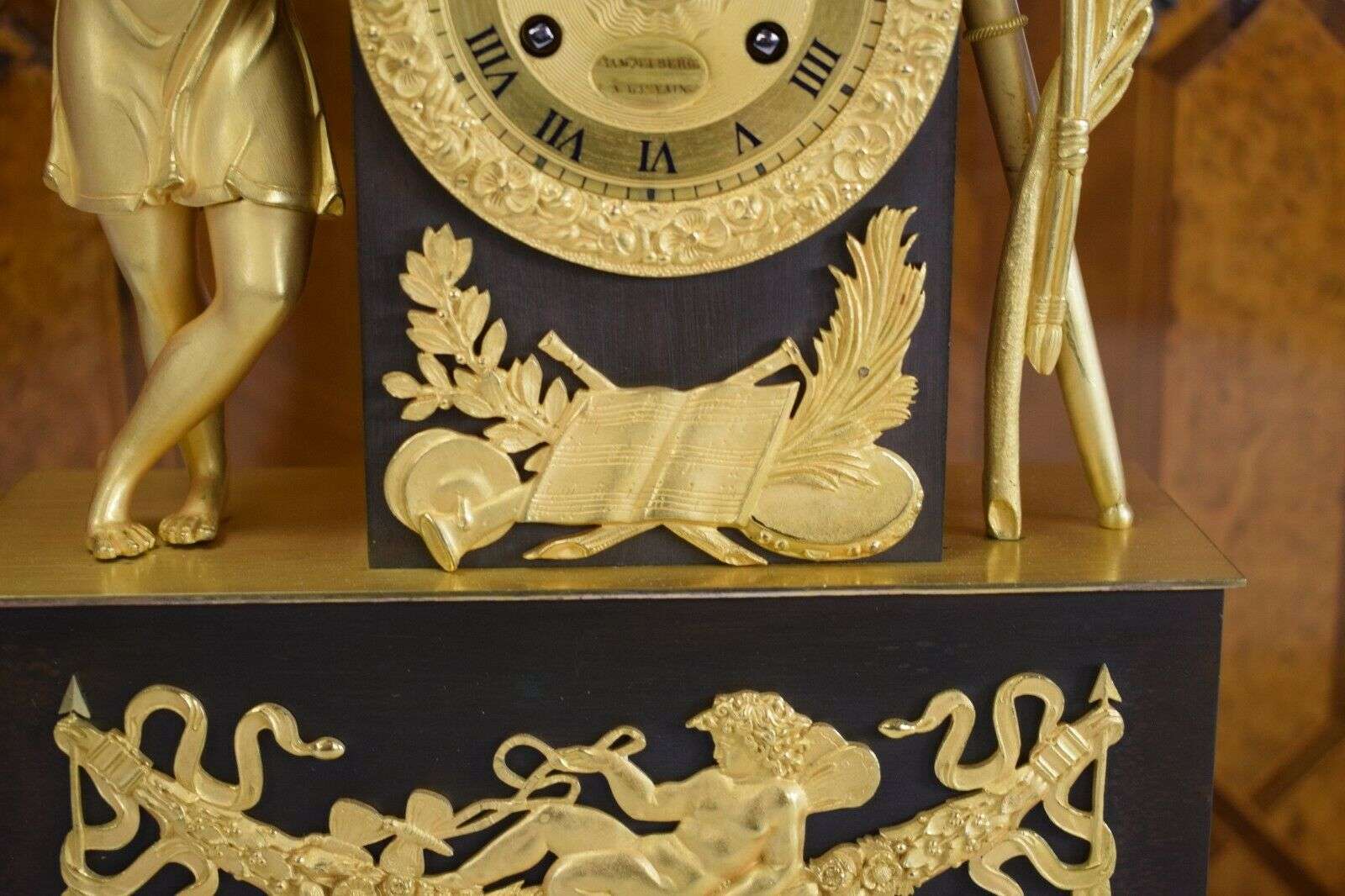 Empire Pendule Kaminuhr Tischuhr feuervergoldete Bronze lesender Knabe um 1815 – Detail