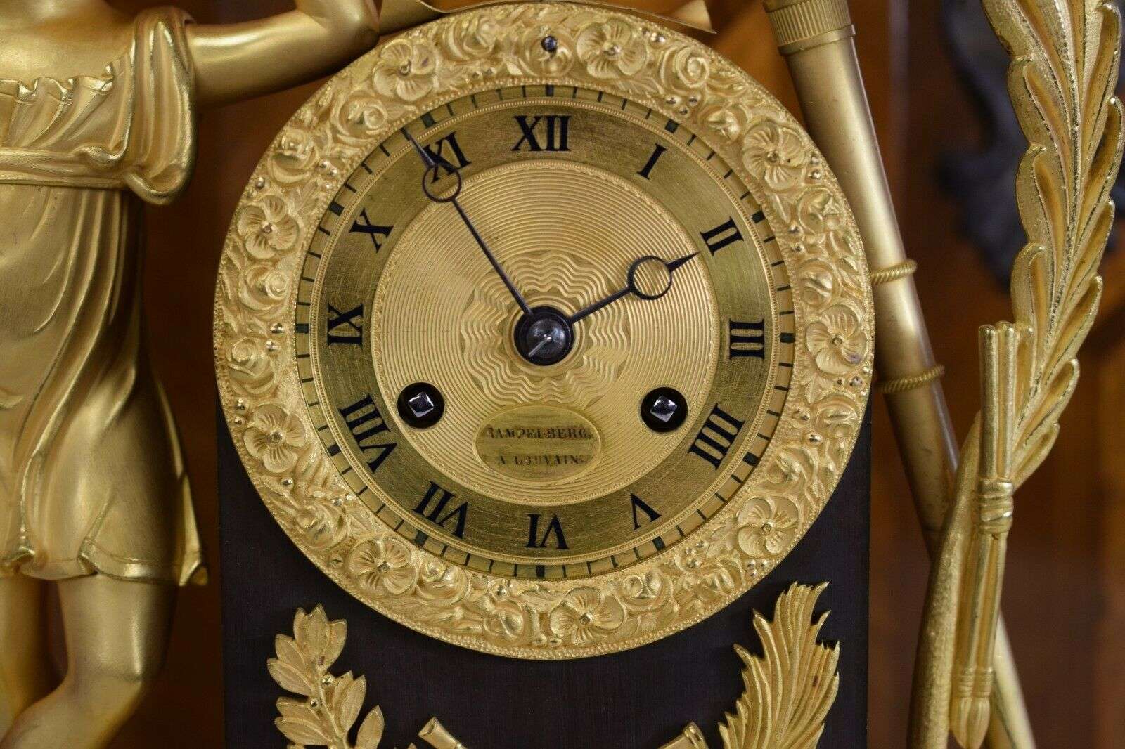 Empire Pendule Kaminuhr Tischuhr feuervergoldete Bronze lesender Knabe um 1815 – Detail
