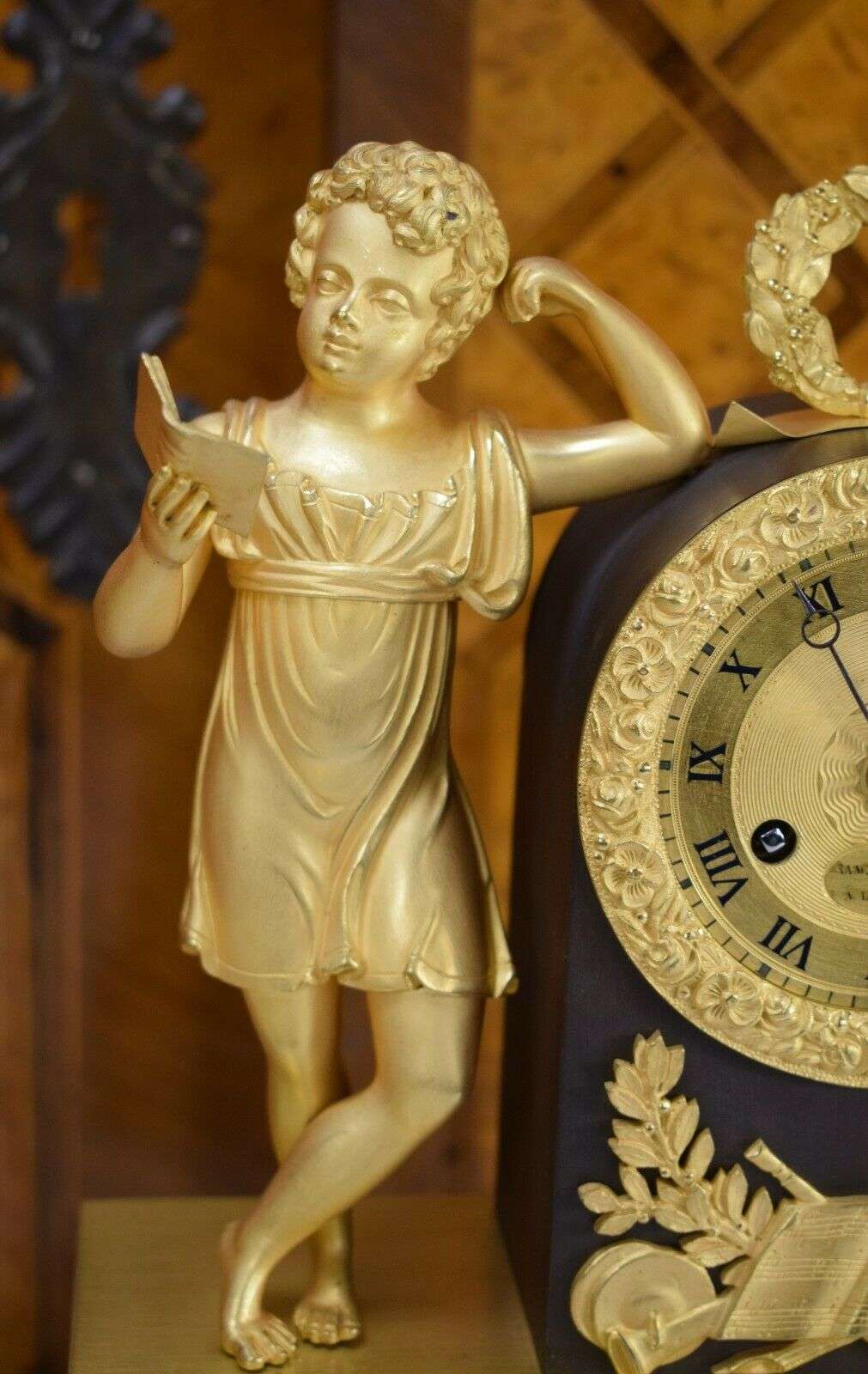 Empire Pendule Kaminuhr Tischuhr feuervergoldete Bronze lesender Knabe um 1815 – Detail