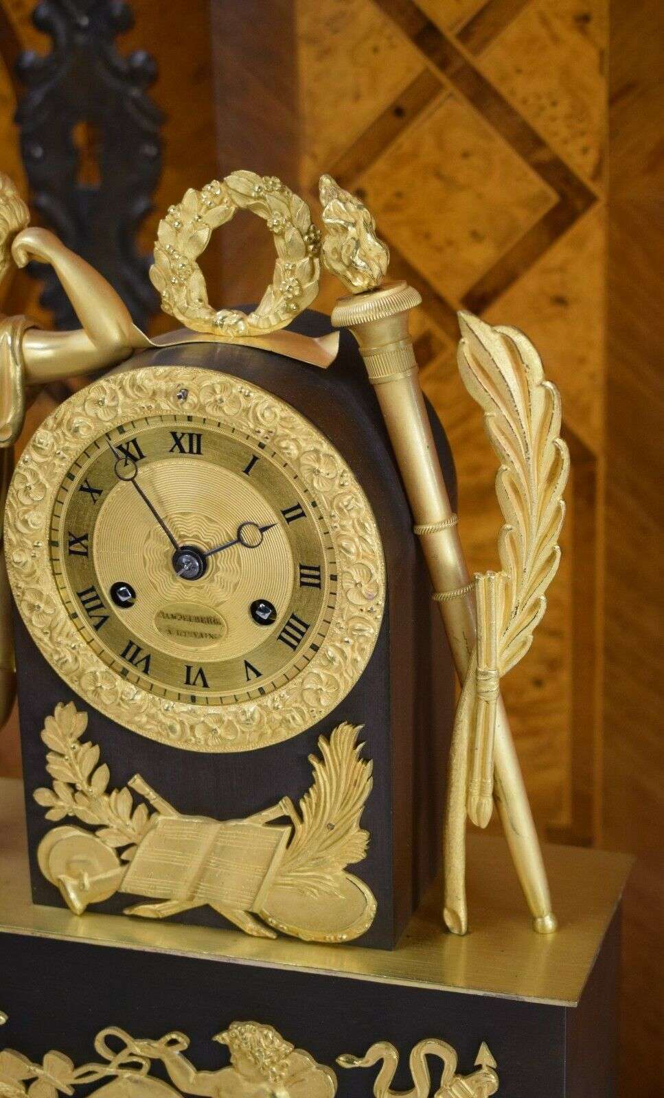 Empire Pendule Kaminuhr Tischuhr feuervergoldete Bronze lesender Knabe um 1815 – Detail