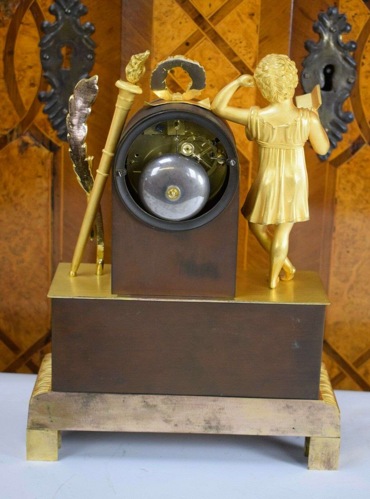 Empire Pendule Kaminuhr Tischuhr feuervergoldete Bronze lesender Knabe um 1815 – Detail