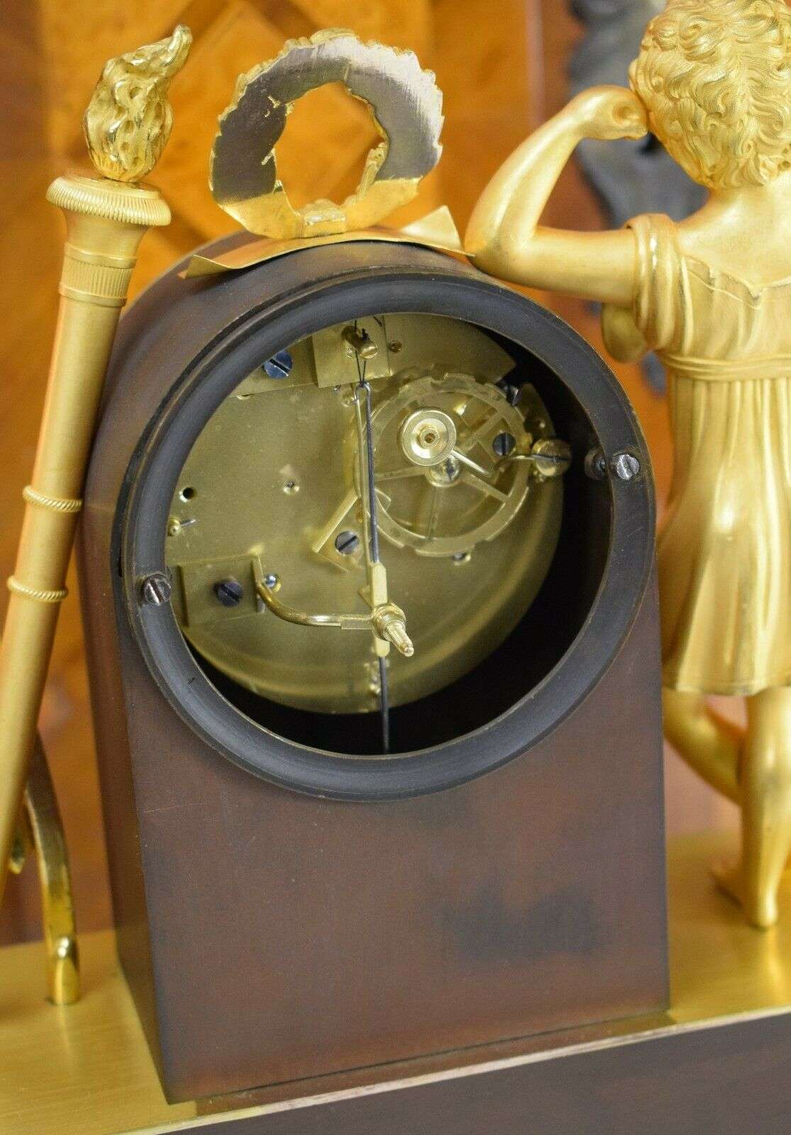 Empire Pendule Kaminuhr Tischuhr feuervergoldete Bronze lesender Knabe um 1815 – Detail