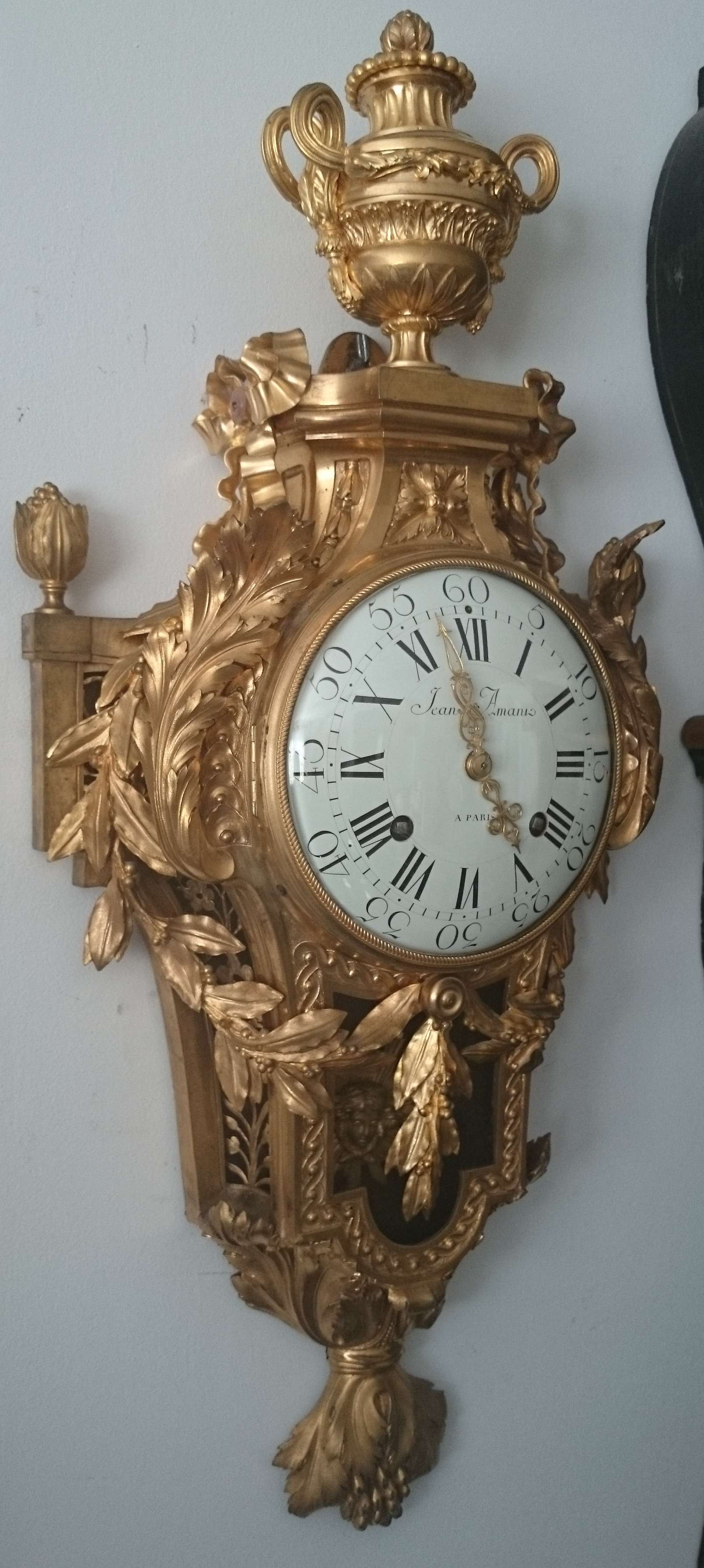 Große Louis Seize Carteluhr feuervergoldete Bronze von 1780 Jean Amant Paris – Louis Seize Carteluhr Front