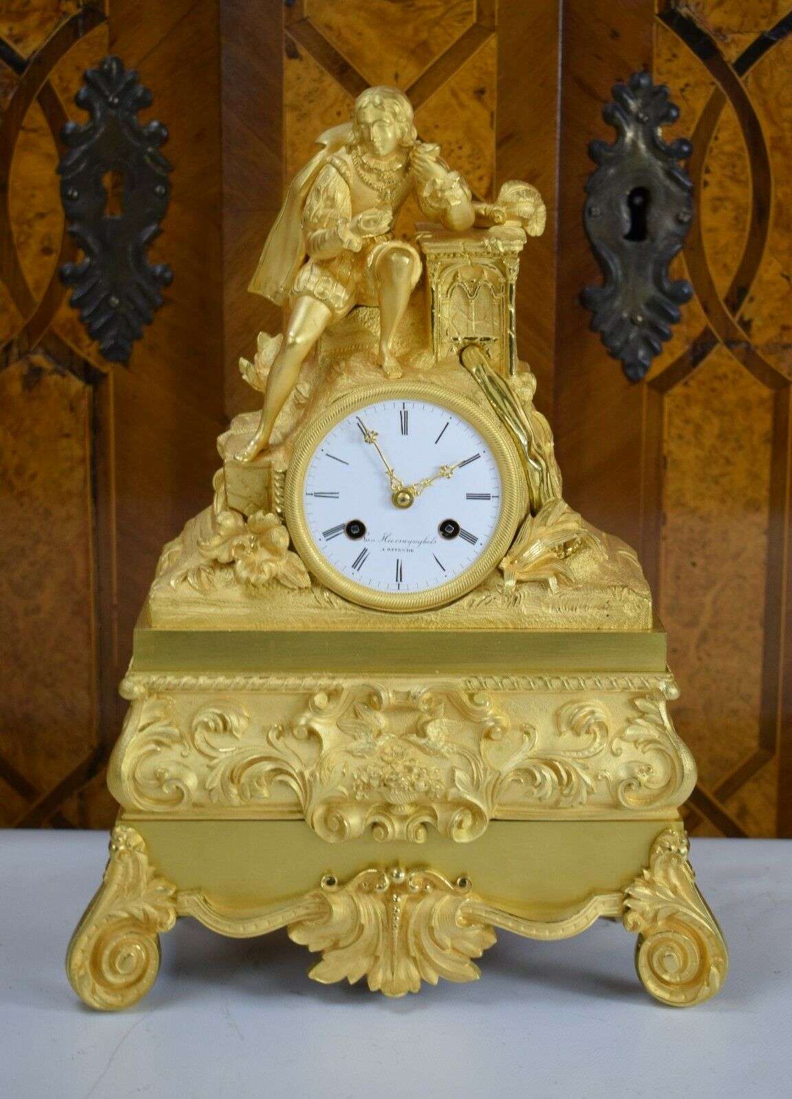Pendule Kaminuhr Tischuhr feuervergoldete Bronze Louis-Philippe um 1835 – Vorderansicht