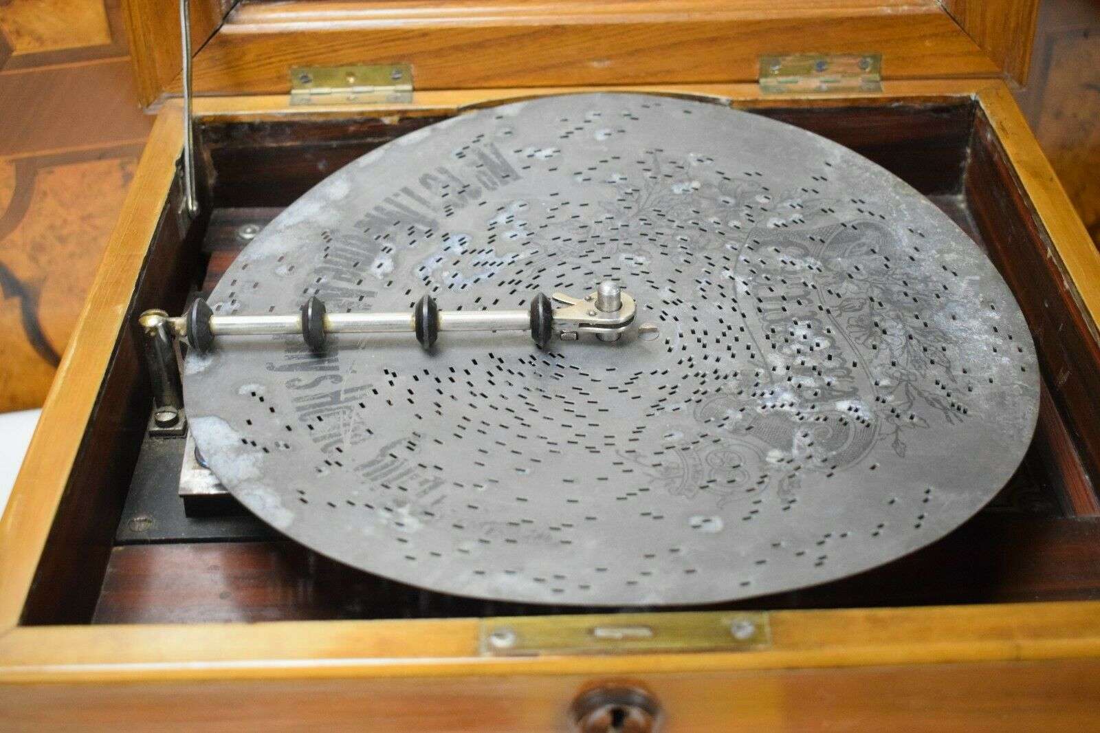 Polyphon Platten Spieluhr v. Celesta um 1890 m. 16 Platten 29cm disc music box – Detail