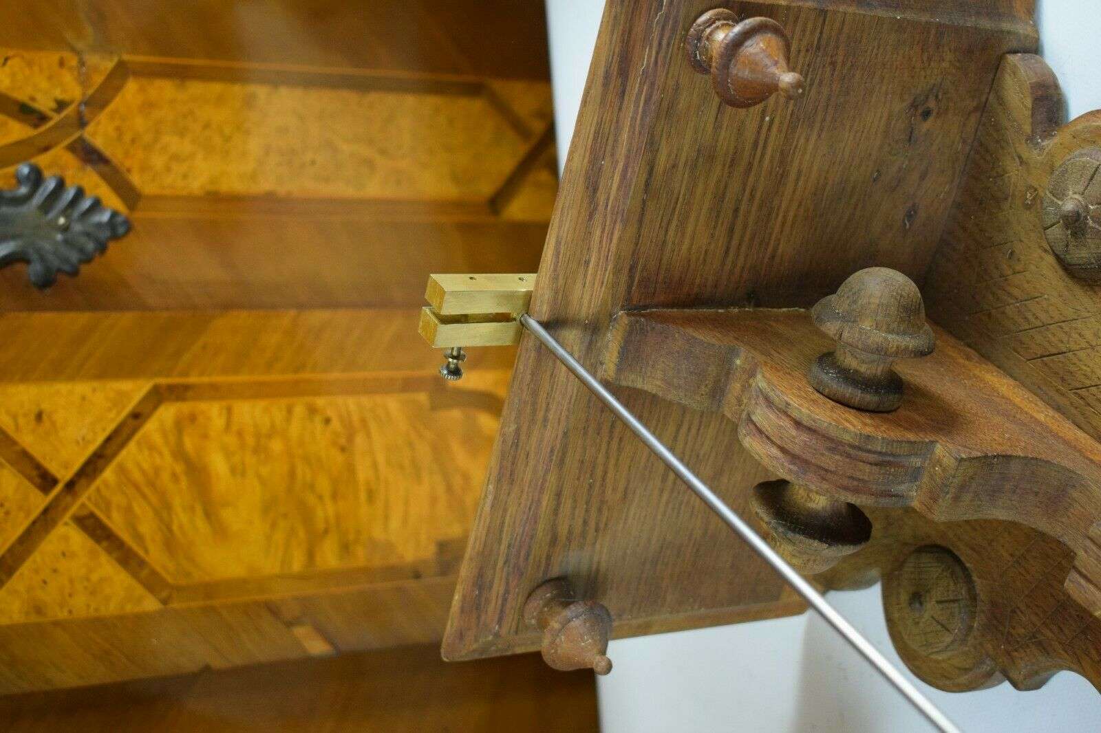 Seltene Wiener Schwingpendeluhr Mysterieuse 2 Zifferblätter Zentralsekunde 1820 – Detail