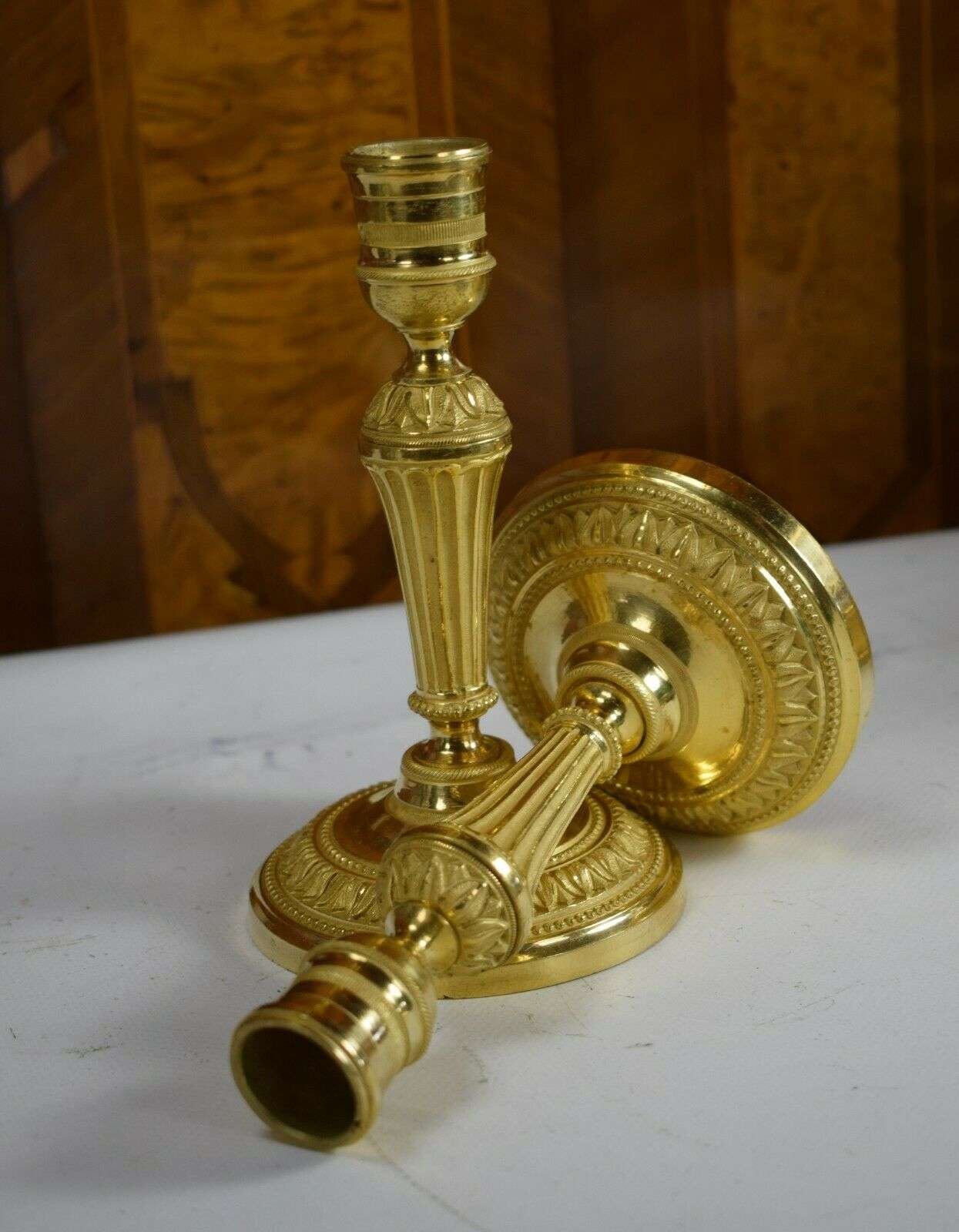 Feuervergoldete Klassizismus Louis XVI Bronze Leuchter Kandelaber um 1780 – Vorderansicht