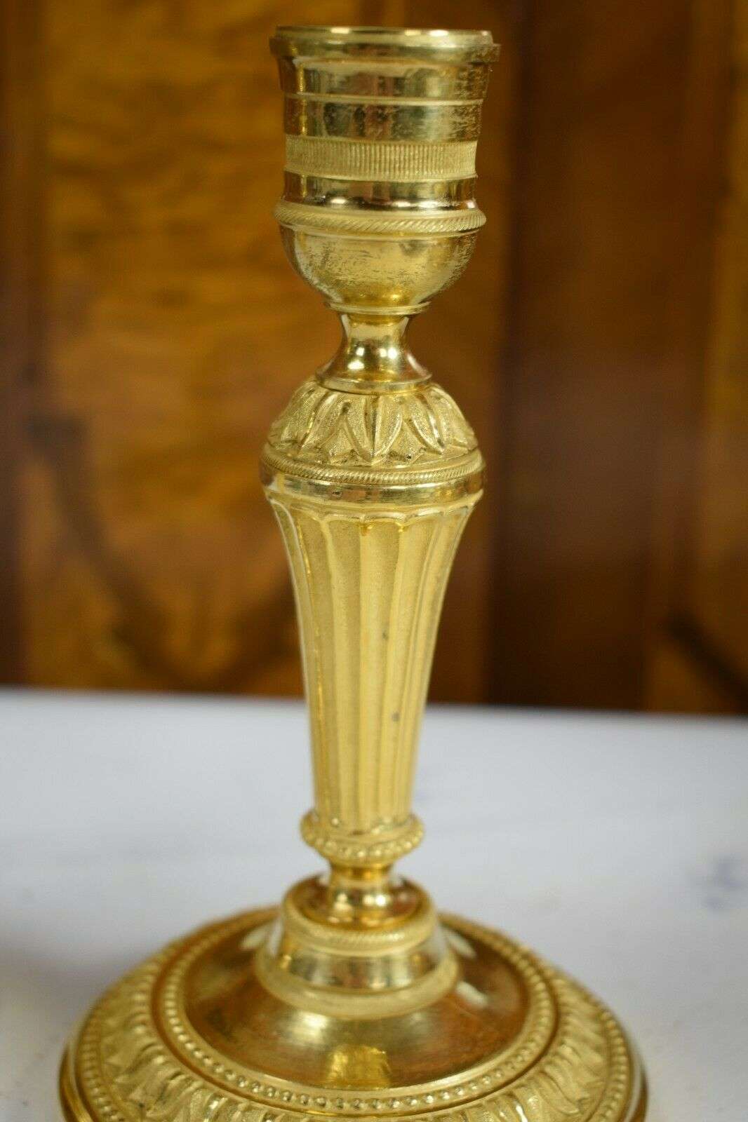 Feuervergoldete Klassizismus Louis XVI Bronze Leuchter Kandelaber um 1780 – Detail