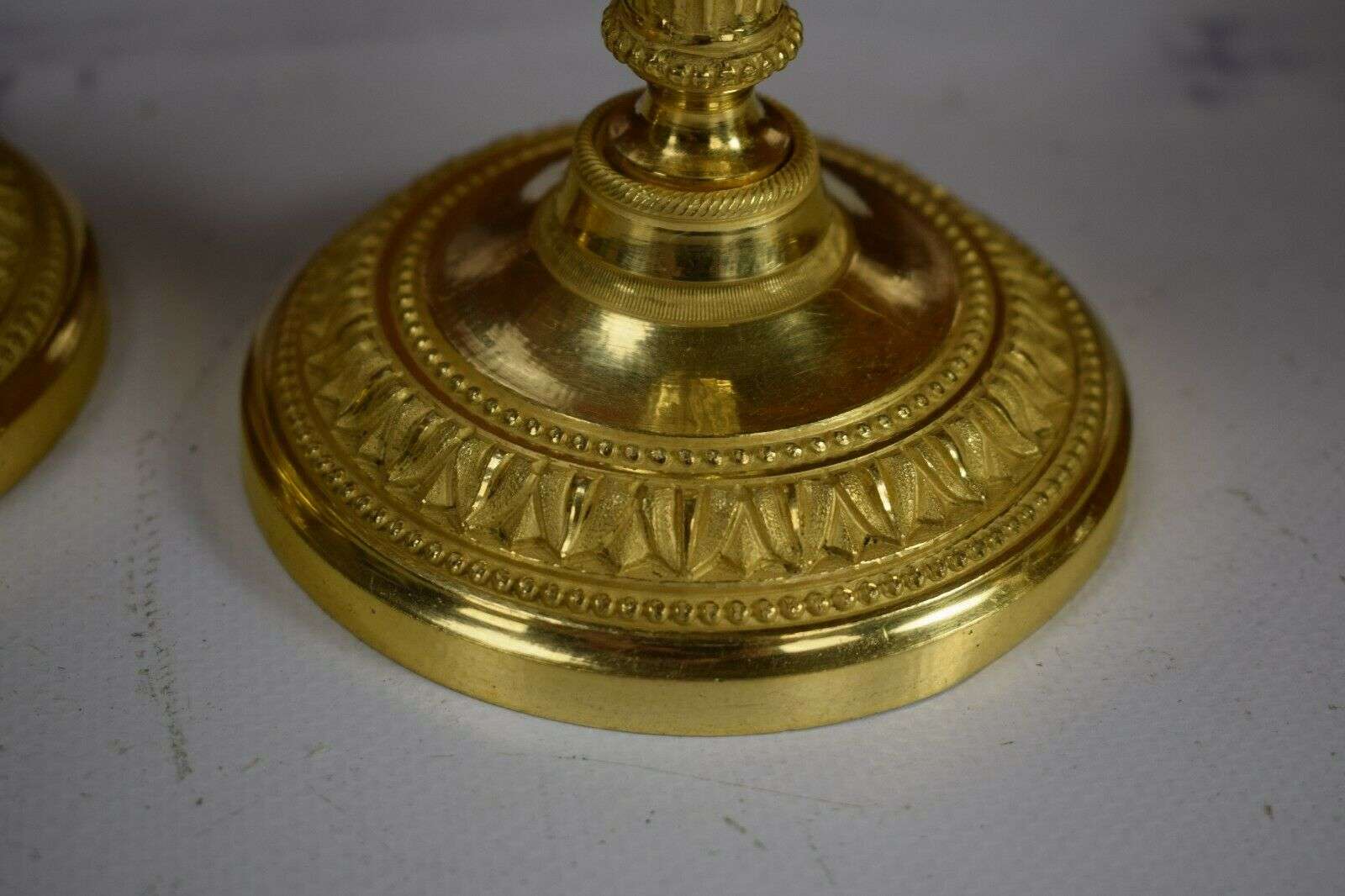 Feuervergoldete Klassizismus Louis XVI Bronze Leuchter Kandelaber um 1780 – Detail