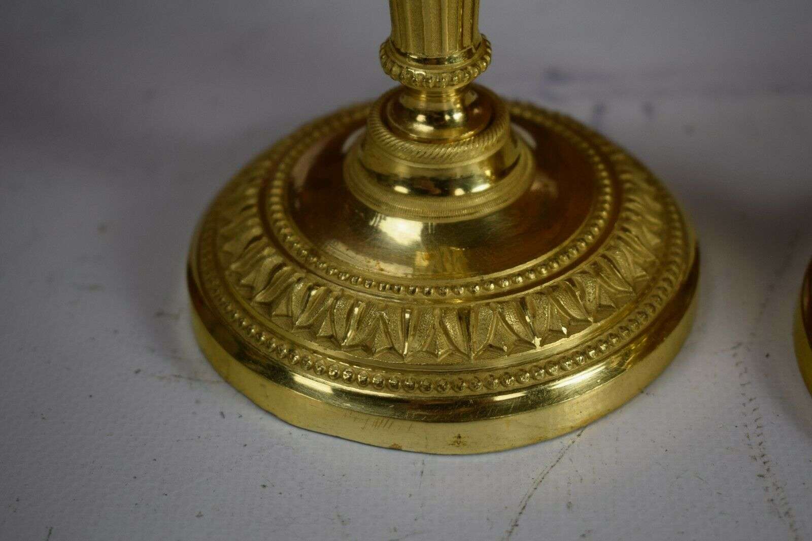 Feuervergoldete Klassizismus Louis XVI Bronze Leuchter Kandelaber um 1780 – Detail