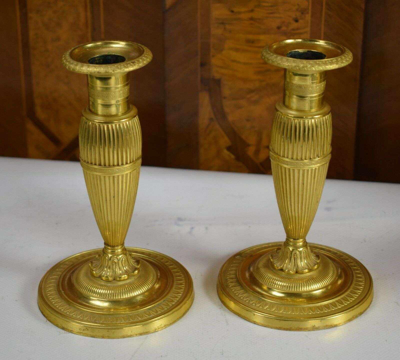 Paar feuervergoldete Empire Bronze Leuchter Kandelaber Frankreich um 1820 – Vorderansicht
