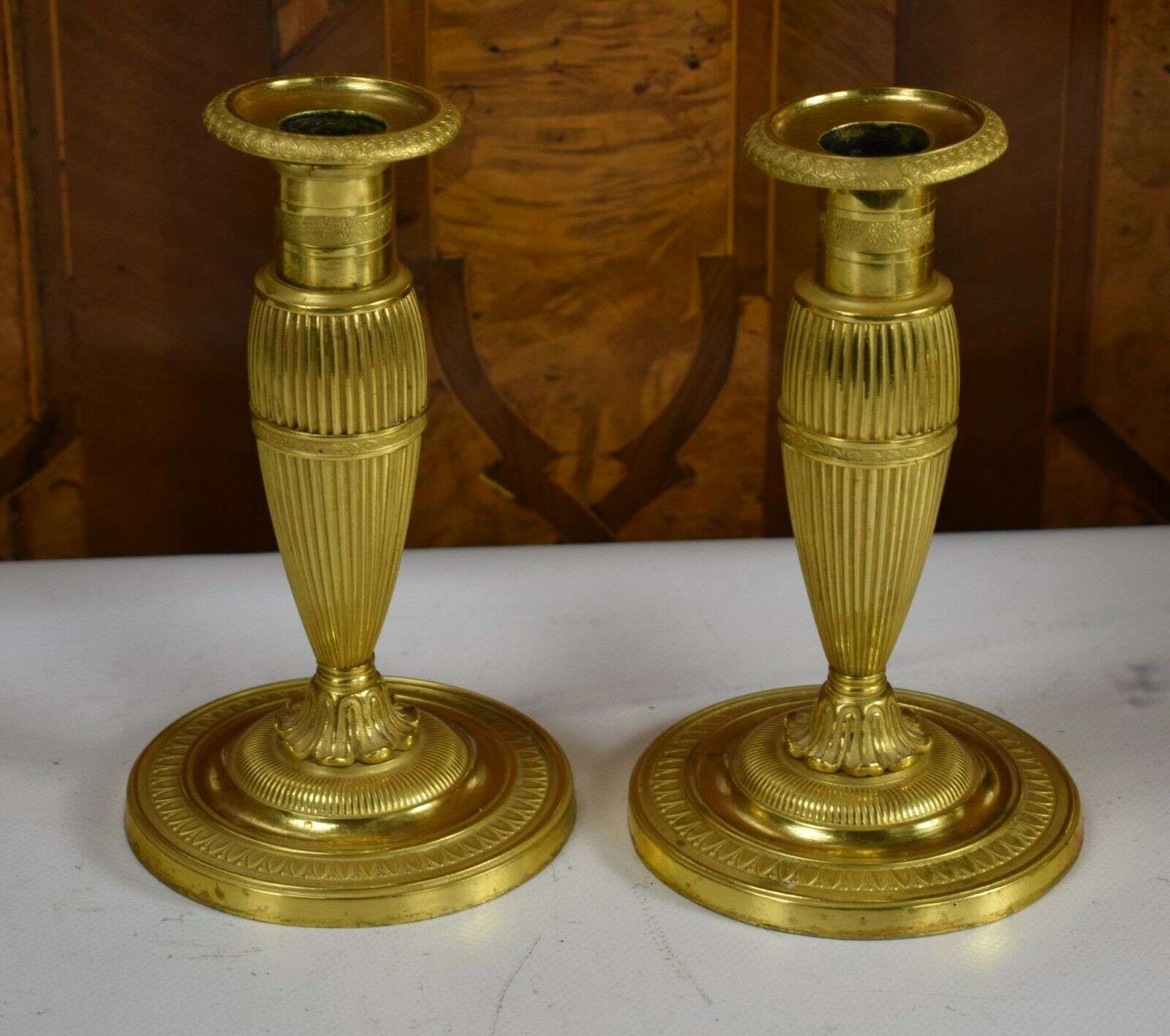 Paar feuervergoldete Empire Bronze Leuchter Kandelaber Frankreich um 1820 – Detail
