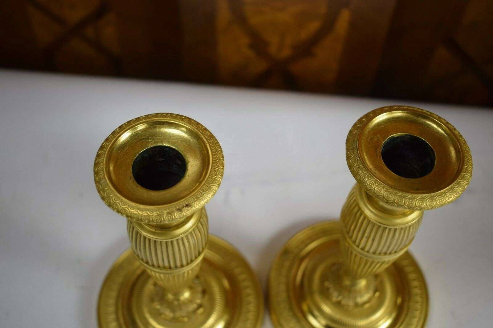 Paar feuervergoldete Empire Bronze Leuchter Kandelaber Frankreich um 1820 – Detail