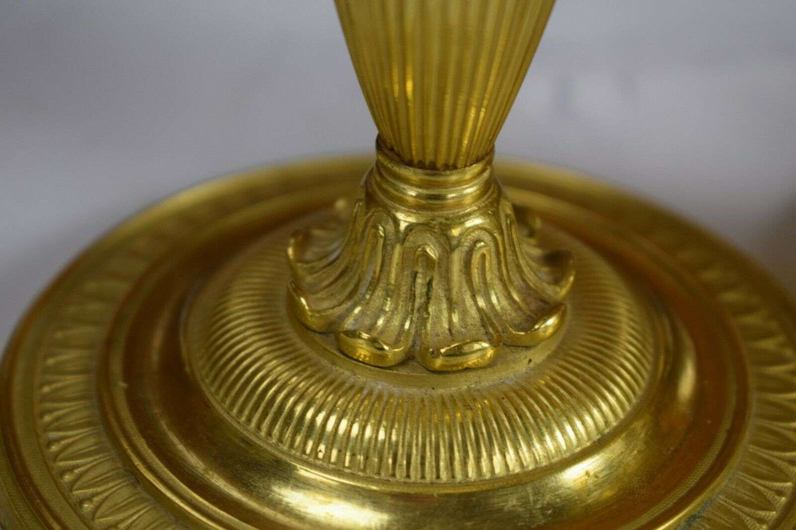 Paar feuervergoldete Empire Bronze Leuchter Kandelaber Frankreich um 1820 – Detail