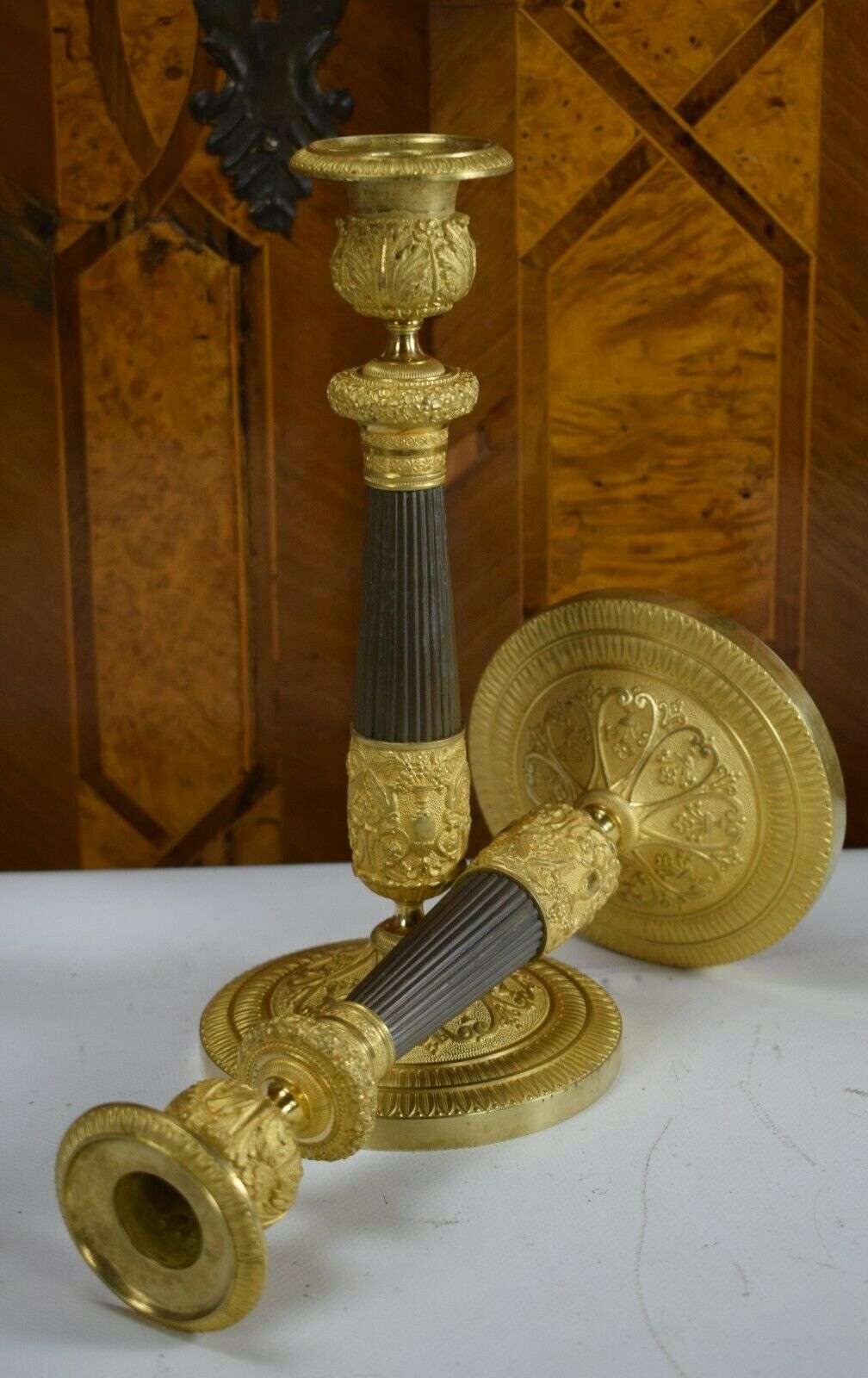 Paar feuervergoldete Empire Bronze Leuchter Kandelaber Frankreich um 1820 – Vorderansicht