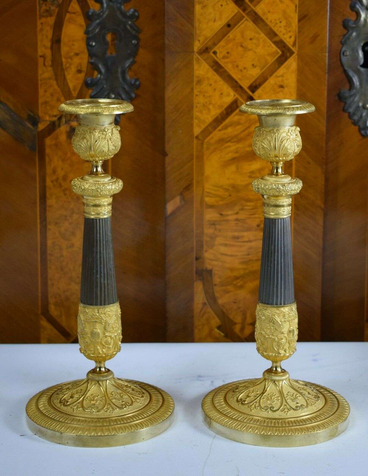 Paar feuervergoldete Empire Bronze Leuchter Kandelaber Frankreich um 1820 – Detail