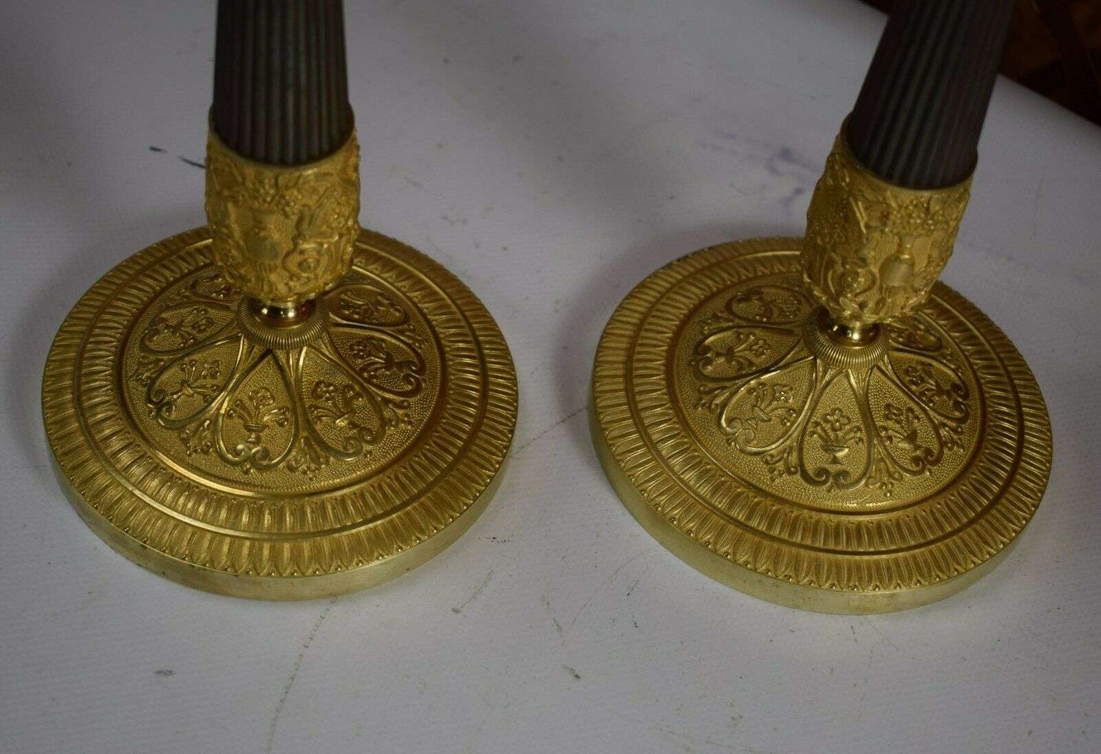 Paar feuervergoldete Empire Bronze Leuchter Kandelaber Frankreich um 1820 – Detail