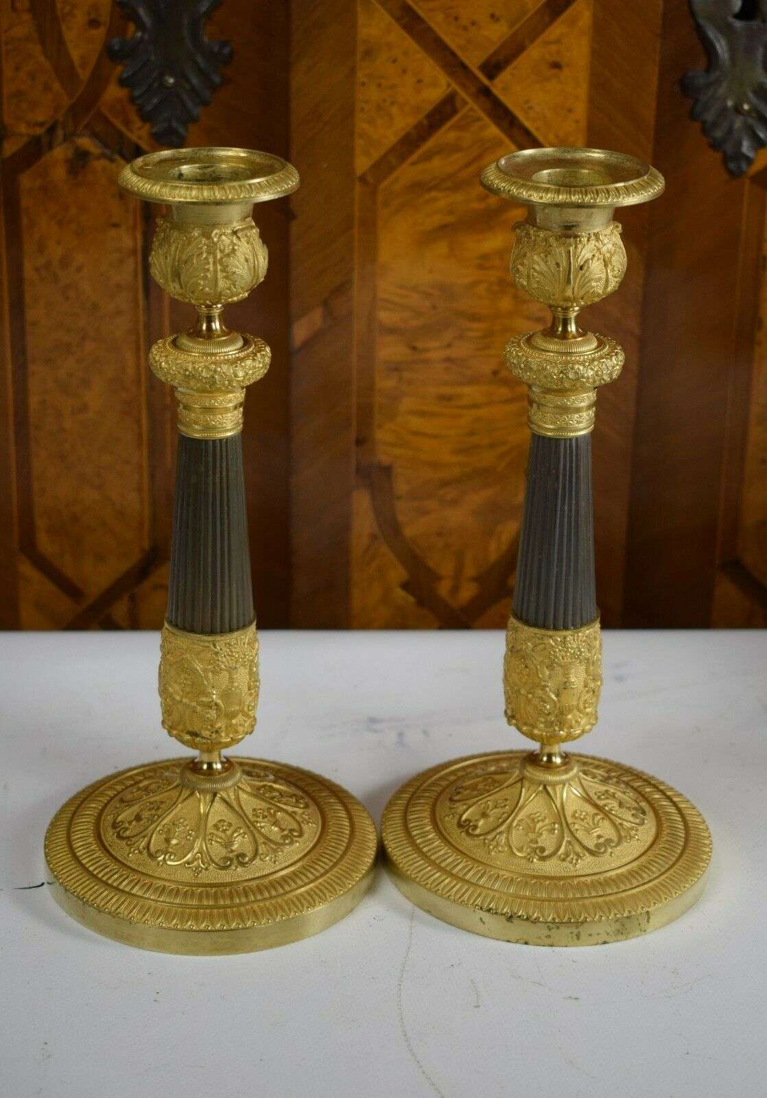 Paar feuervergoldete Empire Bronze Leuchter Kandelaber Frankreich um 1820 – Detail