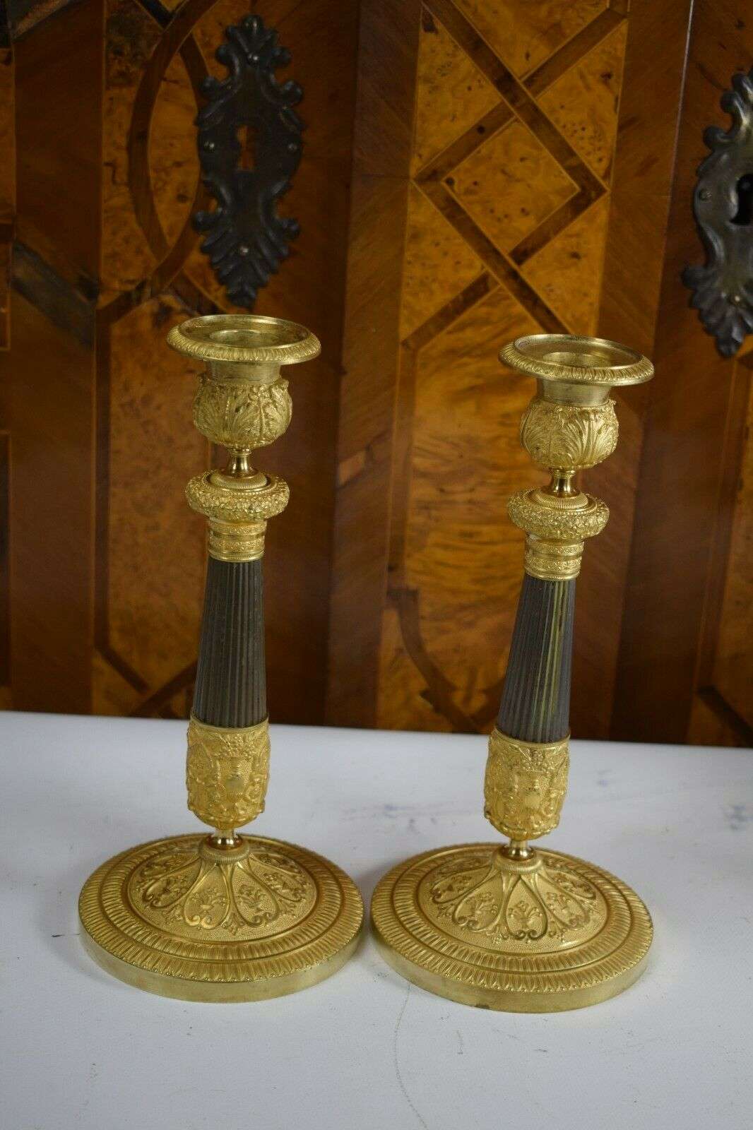 Paar feuervergoldete Empire Bronze Leuchter Kandelaber Frankreich um 1820 – Detail