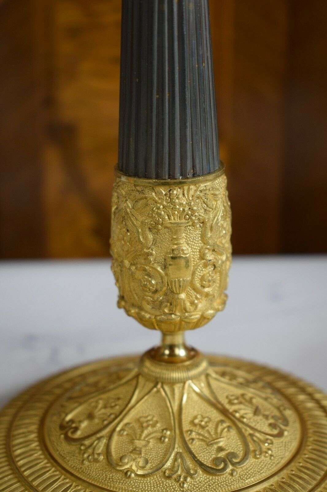 Paar feuervergoldete Empire Bronze Leuchter Kandelaber Frankreich um 1820 – Detail