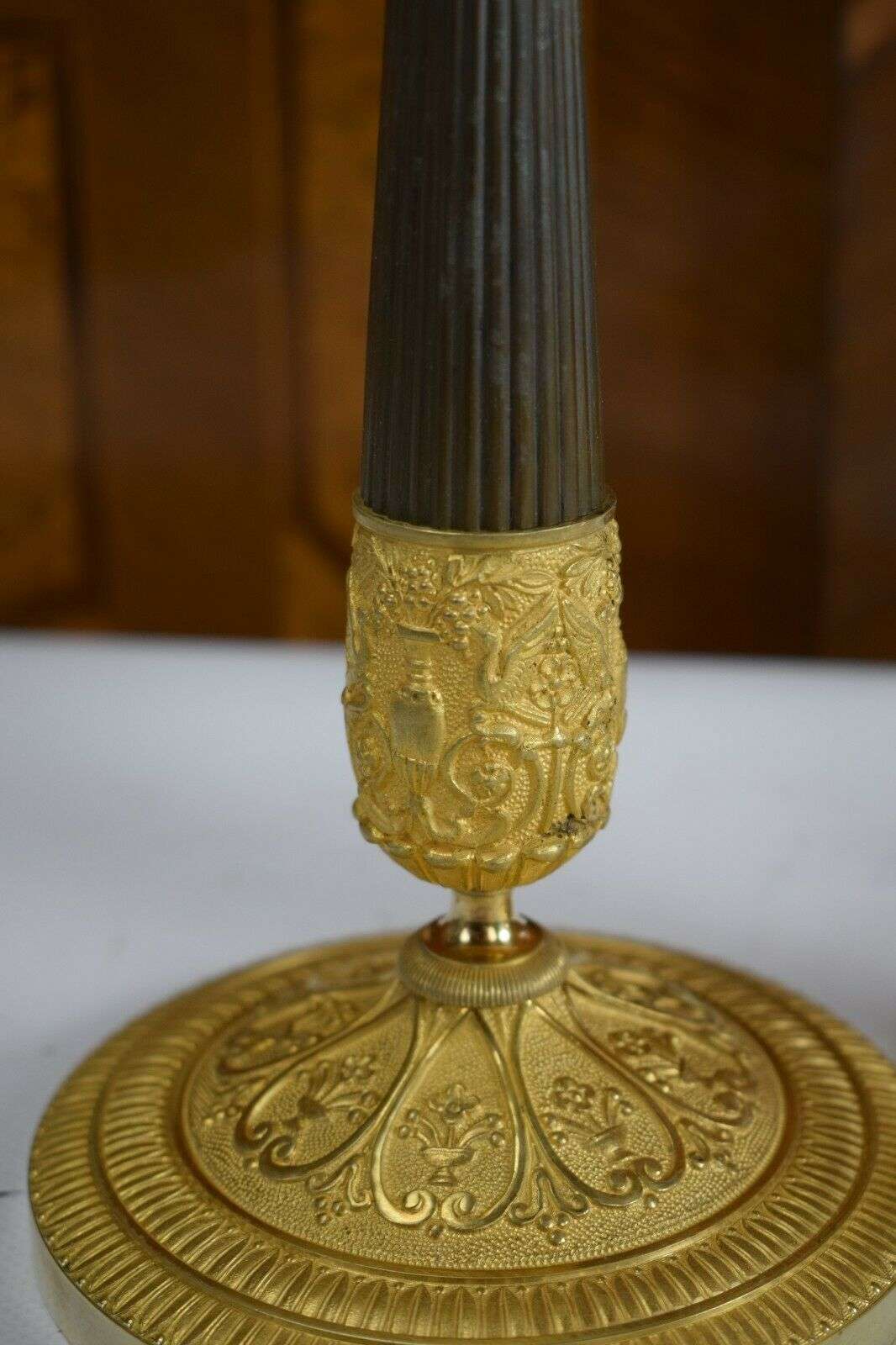 Paar feuervergoldete Empire Bronze Leuchter Kandelaber Frankreich um 1820 – Detail