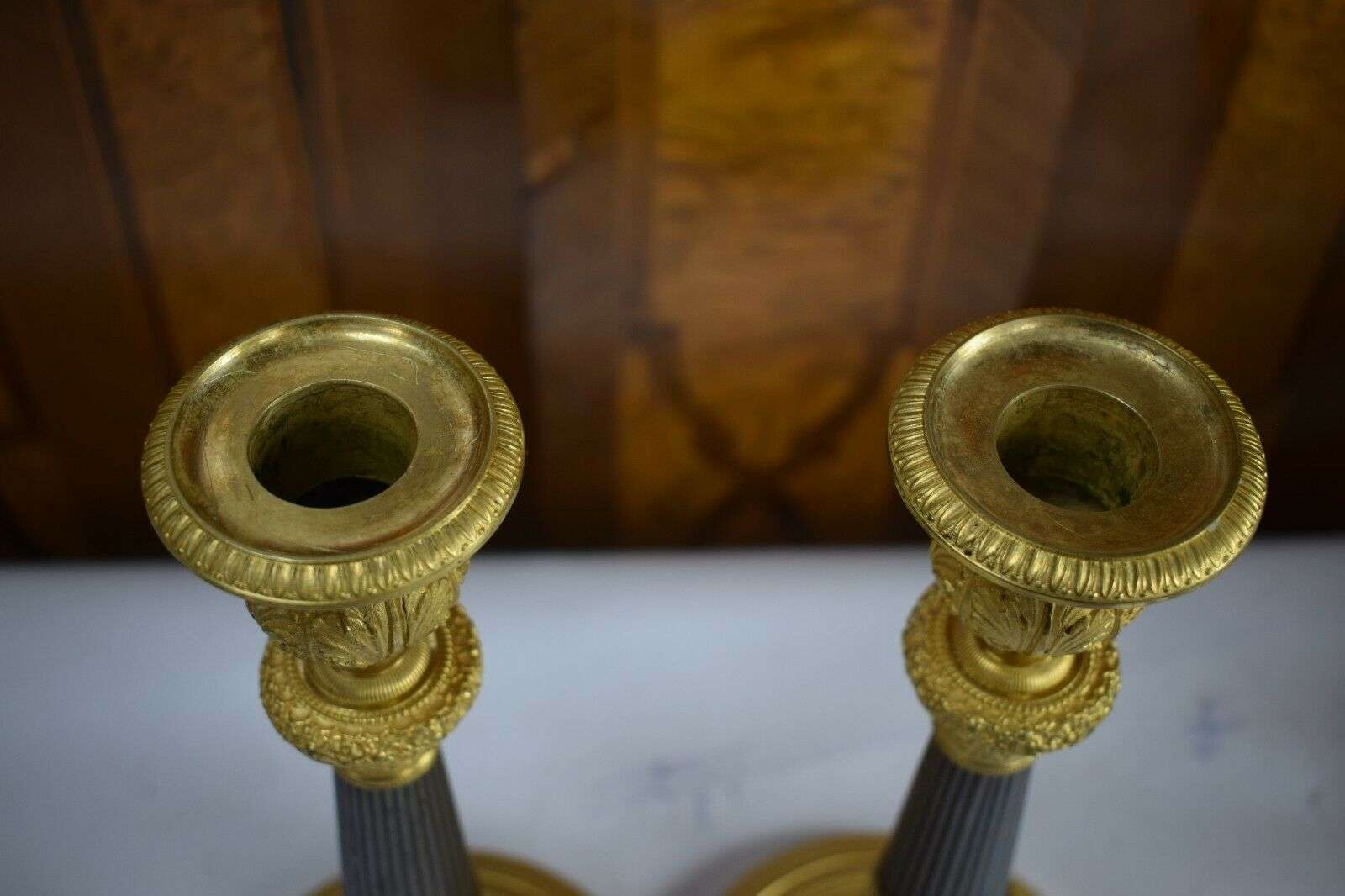 Paar feuervergoldete Empire Bronze Leuchter Kandelaber Frankreich um 1820 – Detail