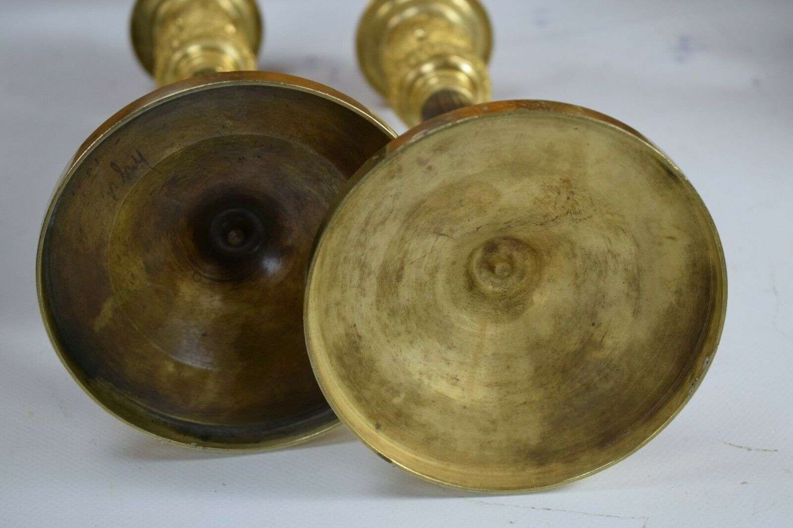 Paar feuervergoldete Empire Bronze Leuchter Kandelaber Frankreich um 1820 – Detail